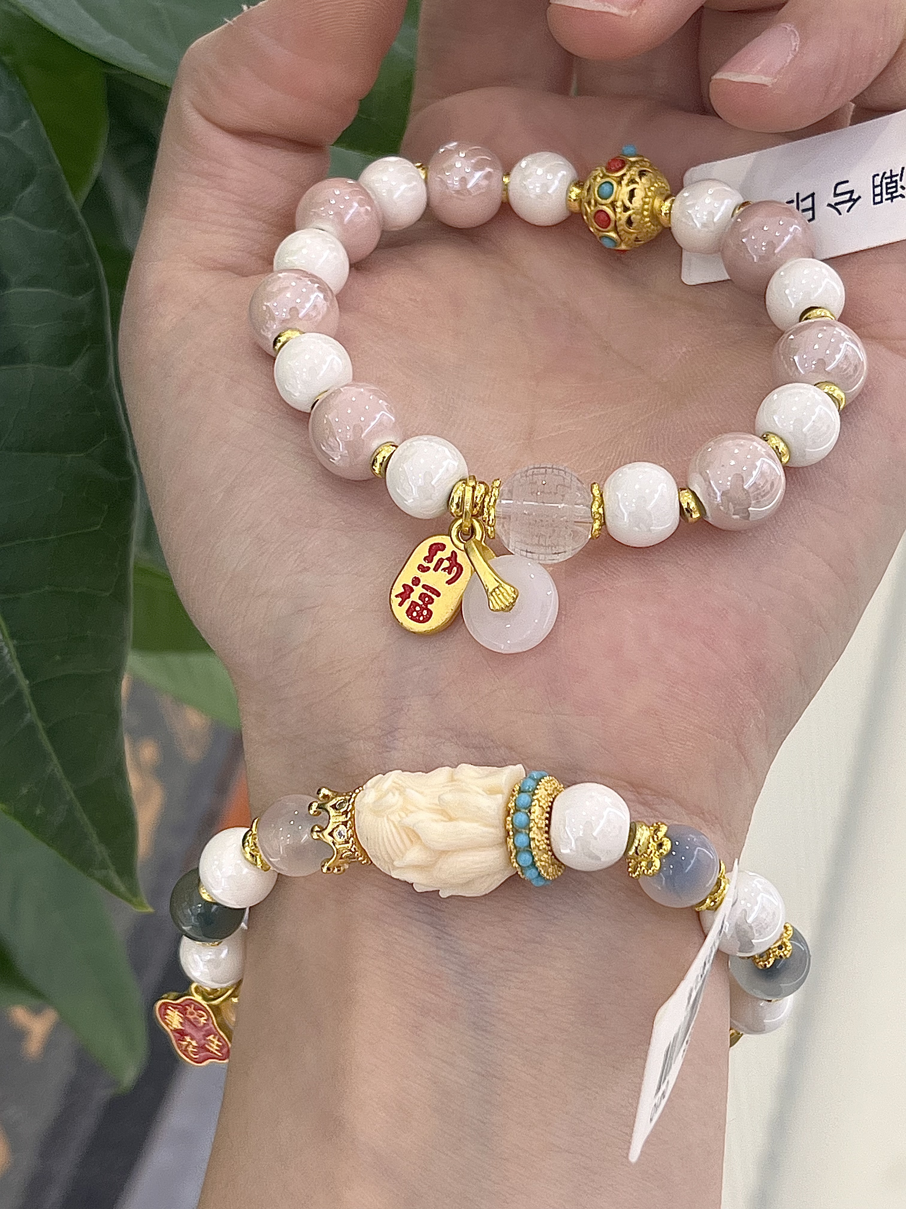 Ladies' bracelet, a fine cultural and artistic bracelet, is comfortable to wear, elegant and makes one look shorter. It is a high-end gift and a promotional item