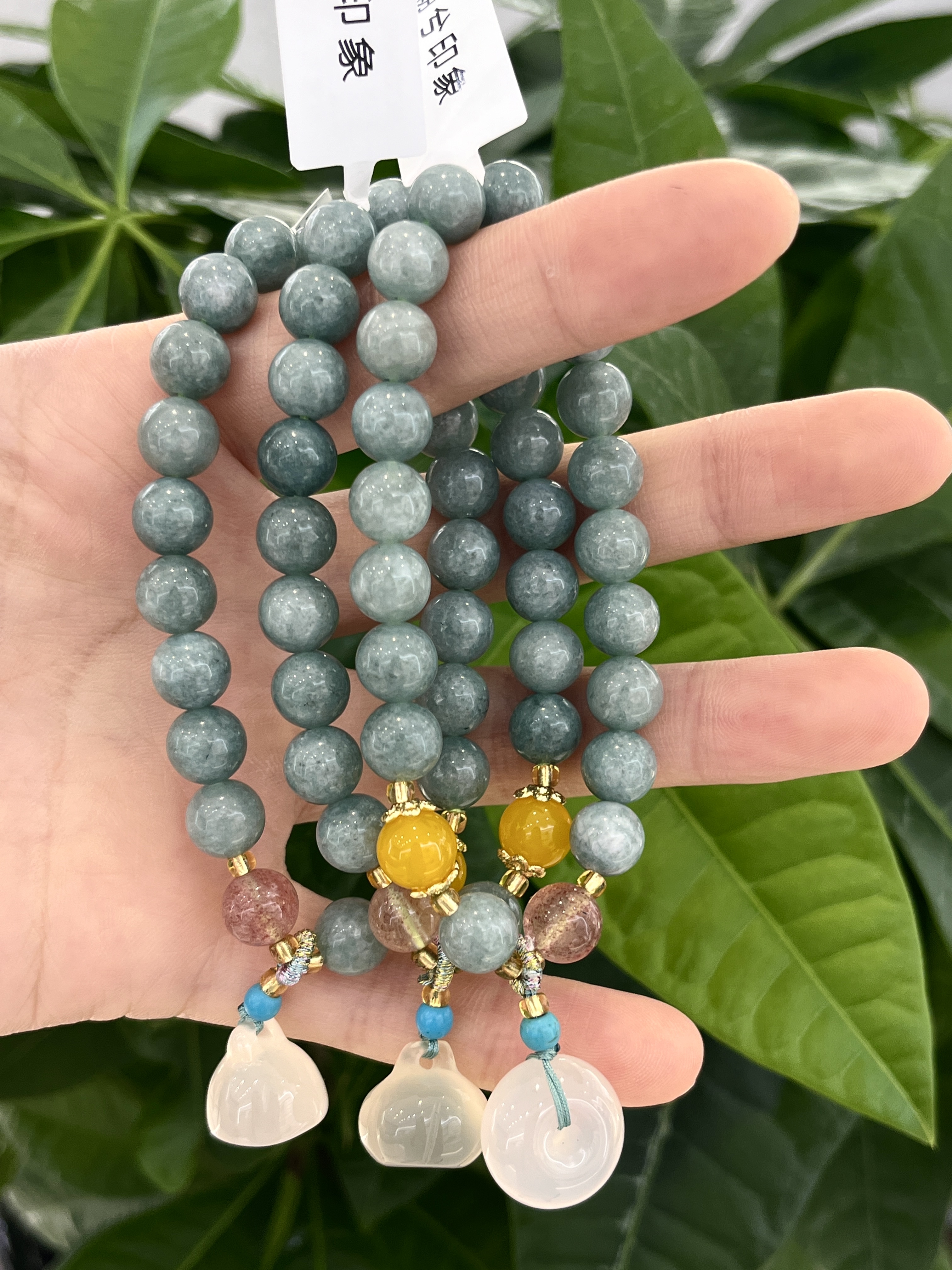 Selected materials, unique designs, fashionable jewelry and gifts