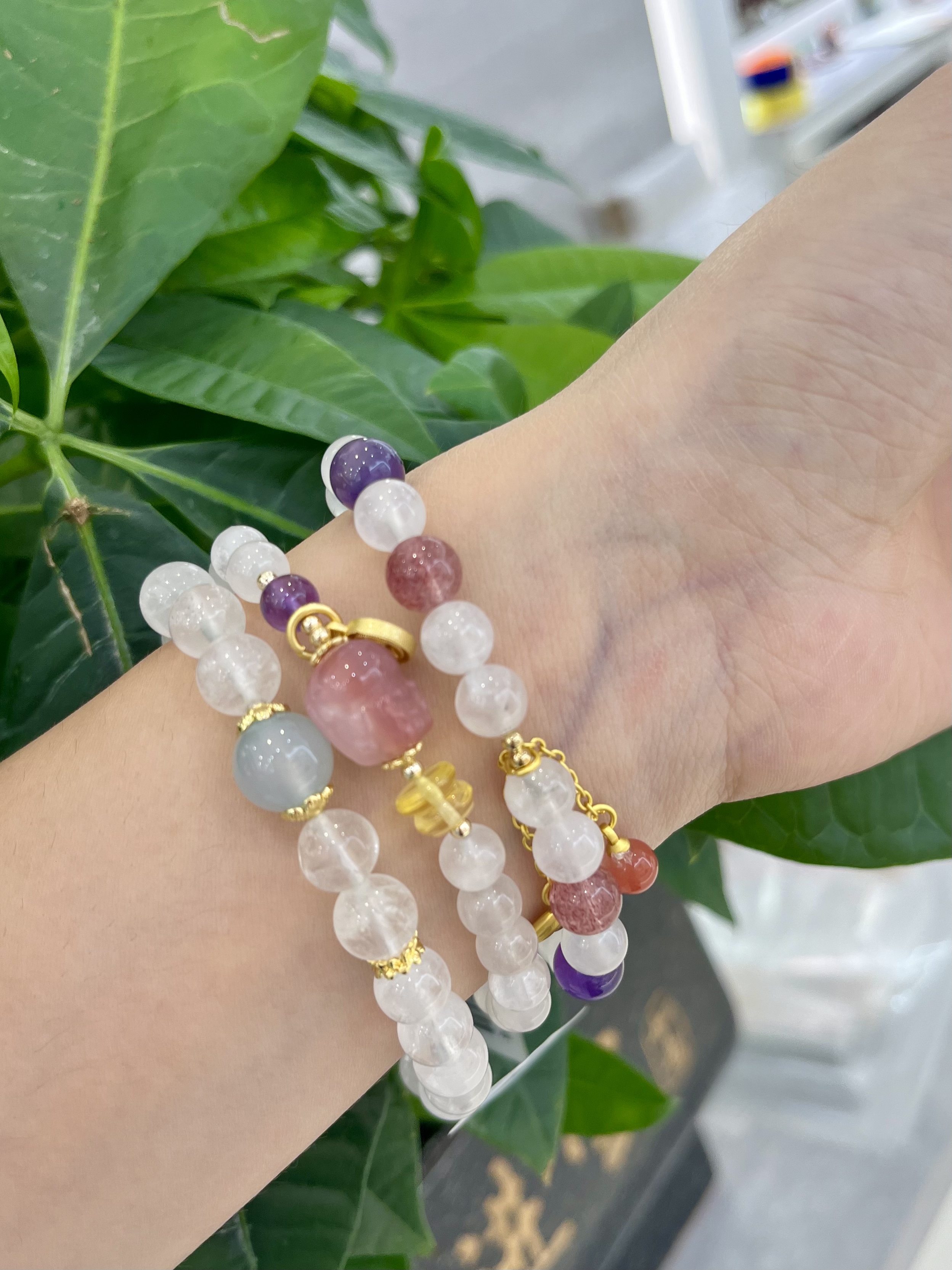 Tianshan Jade bracelet is a high-end accessory. It is a fashionable and trendy accessory for women and a delicate wrist decoration