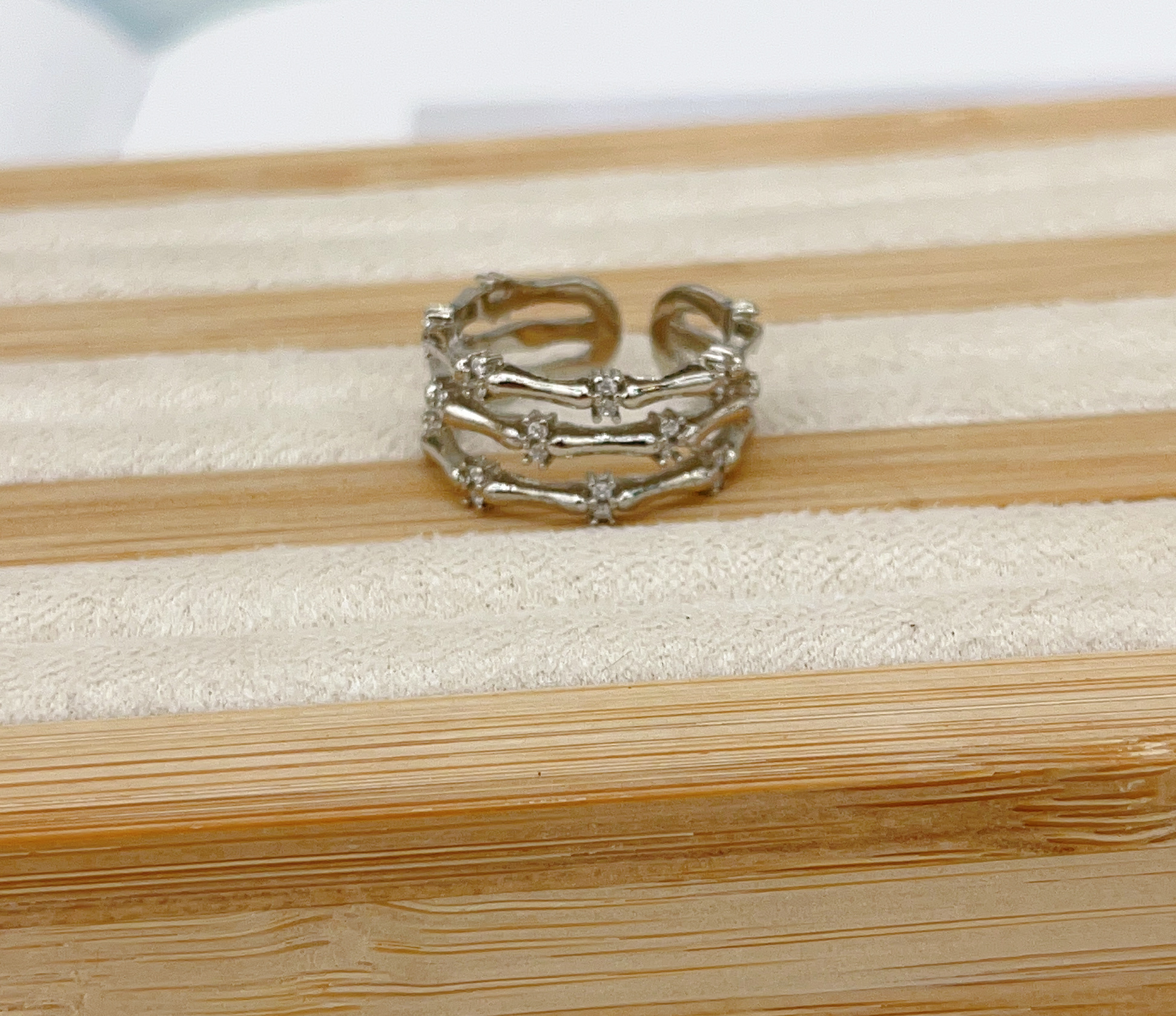 欧美风个性小众设计竹节造型镶嵌锆石三层镂空开口微调戒指女细节图