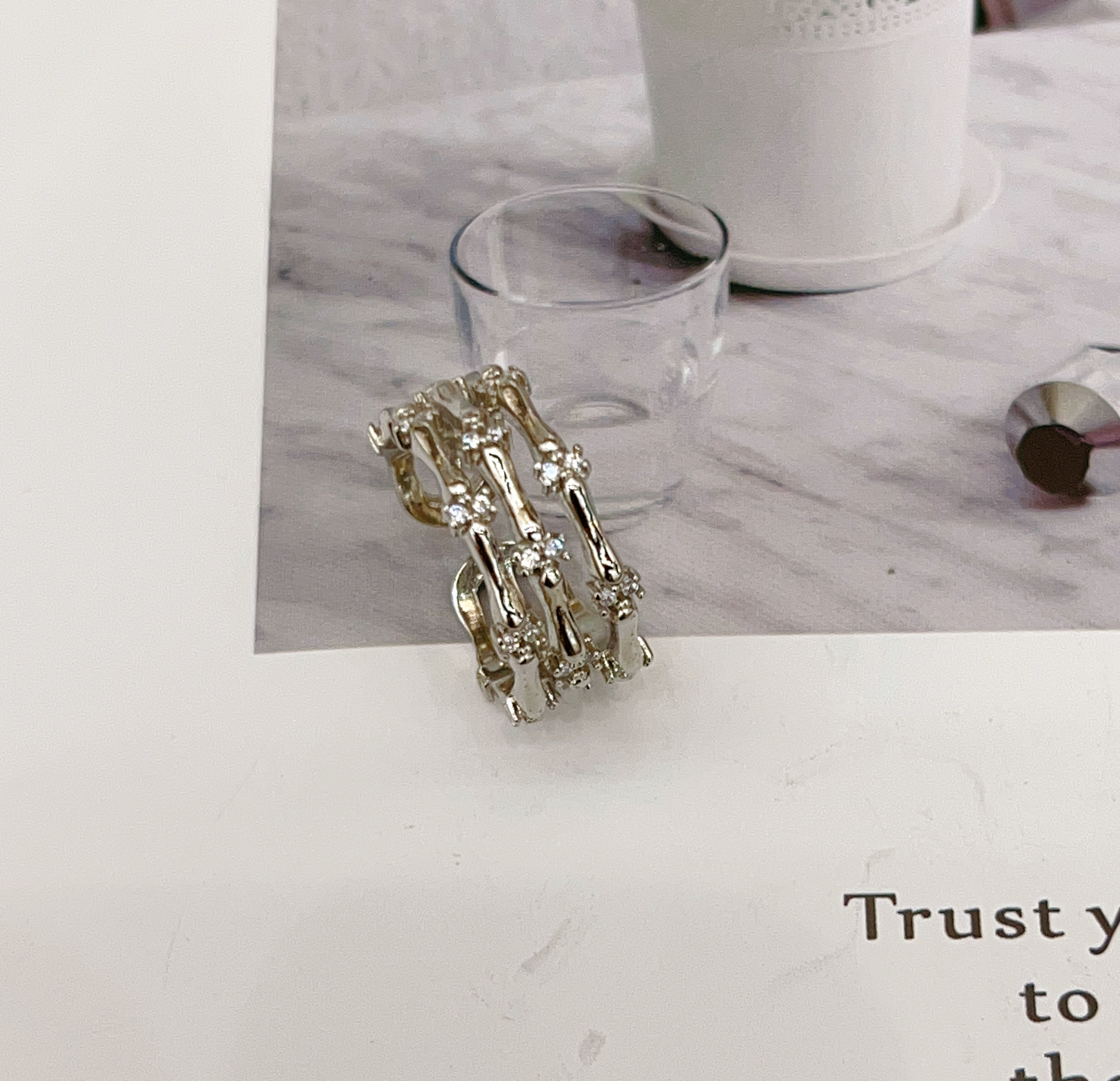 欧美风个性小众设计竹节造型镶嵌锆石三层镂空开口微调戒指女白底实物图