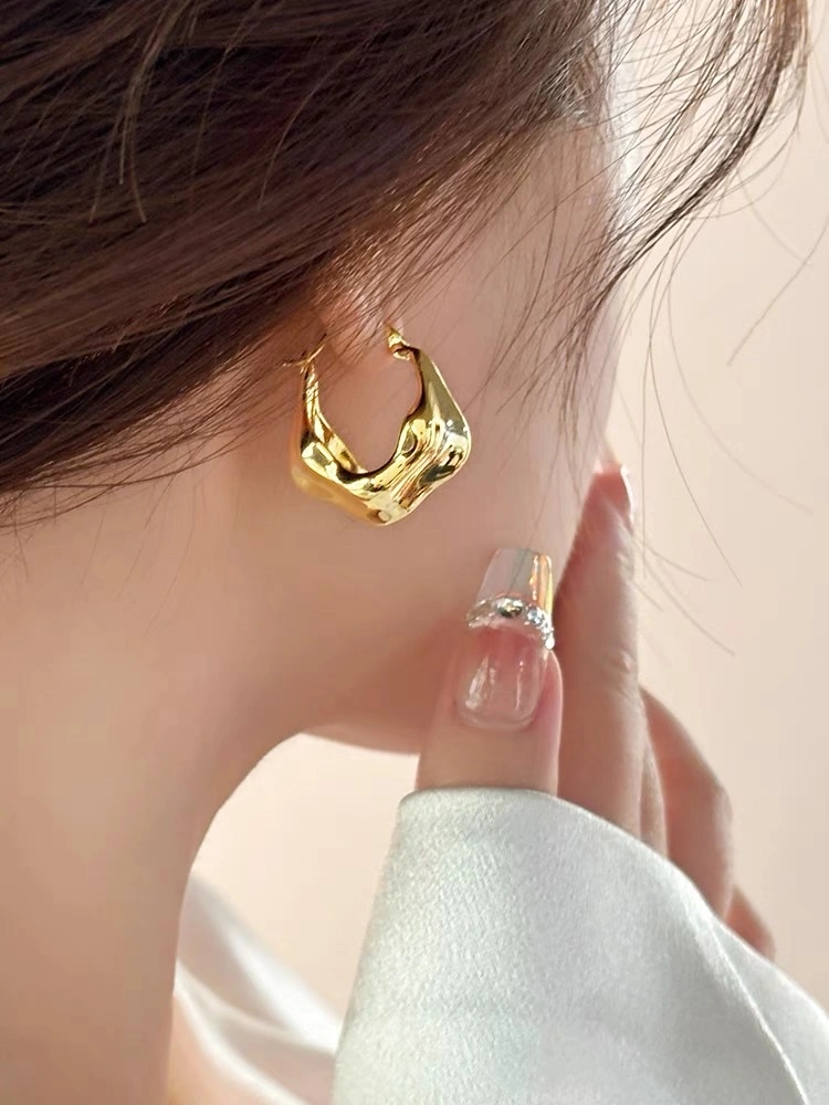 Round earrings, classic metal ear loops, fashionable accessories for ladies detail image 2