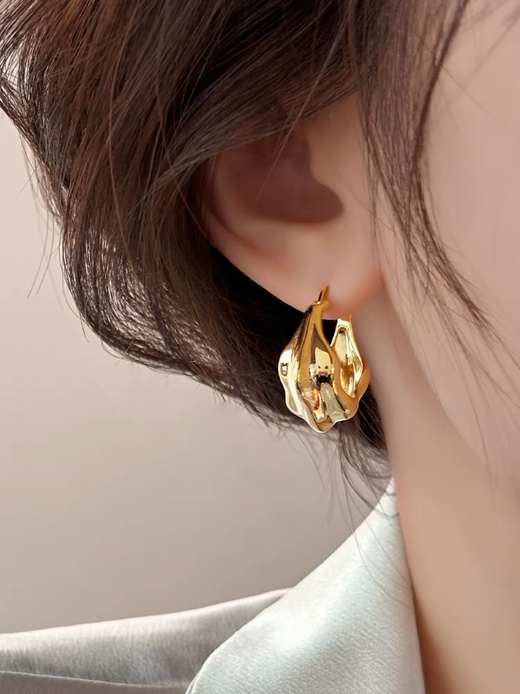 Round earrings, classic metal ear loops, fashionable accessories for ladies Specification image
