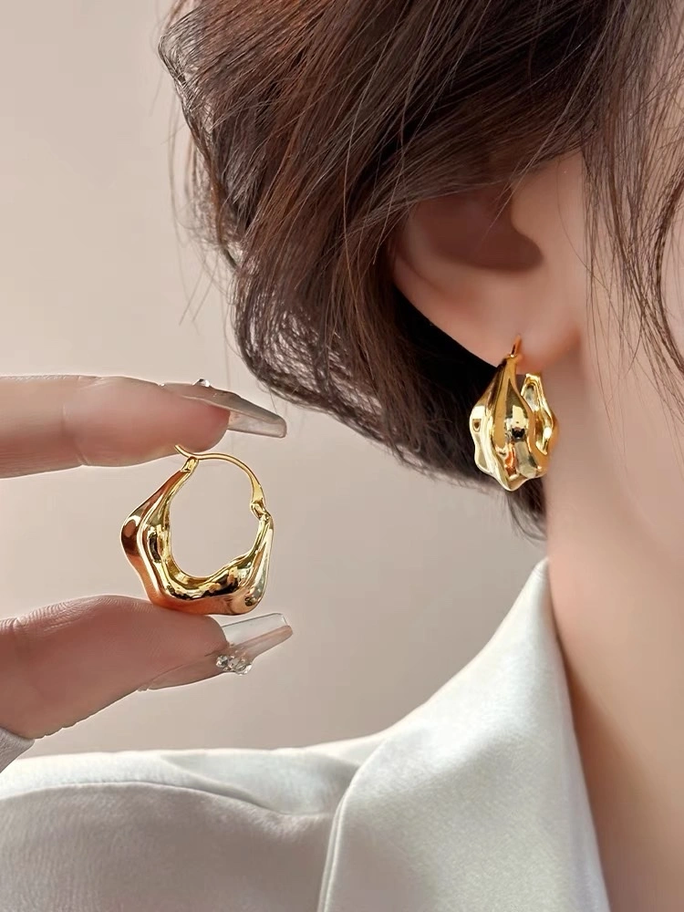 Round earrings, classic metal ear loops, fashionable accessories for ladies detail image 6
