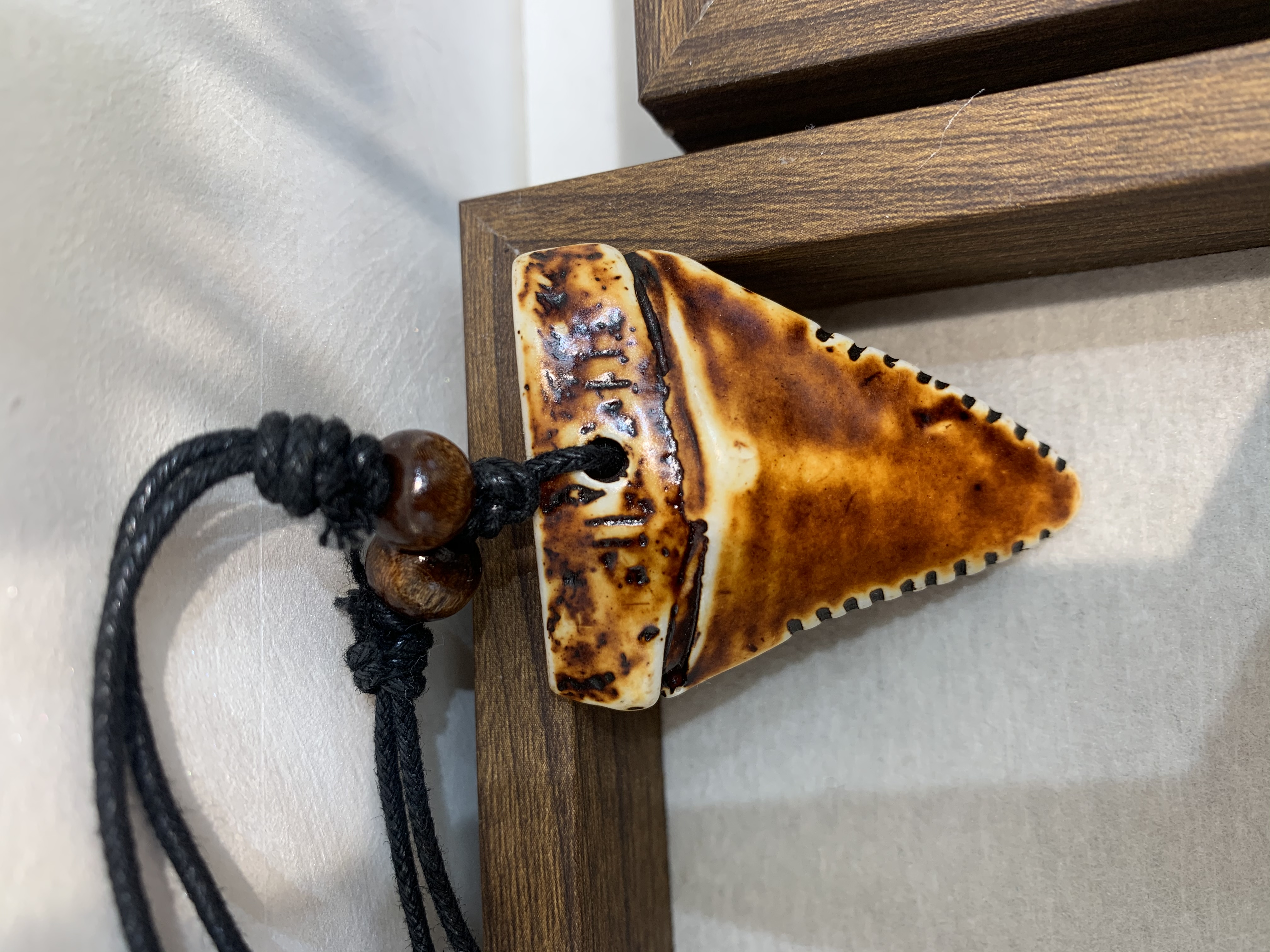 复古风黑线鲨鱼牙树脂骨粉项链白底实物图