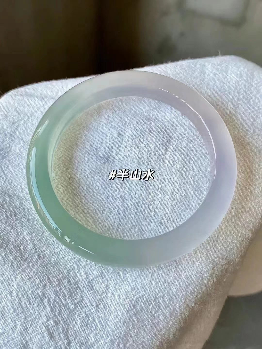 The chalcedony bracelet is exquisite, durable, wear-resistant and does not fade. Made of high-quality chalcedony, it exudes a sense of luxury