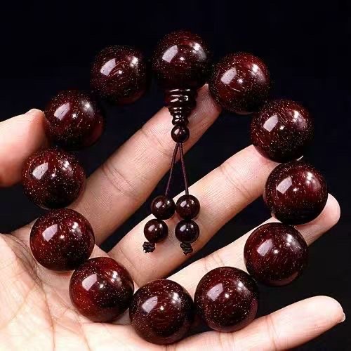 This men's bracelet is a carefully selected collectible bracelet. The jade has a natural luster and is finely polished, providing a comfortable wearing experience