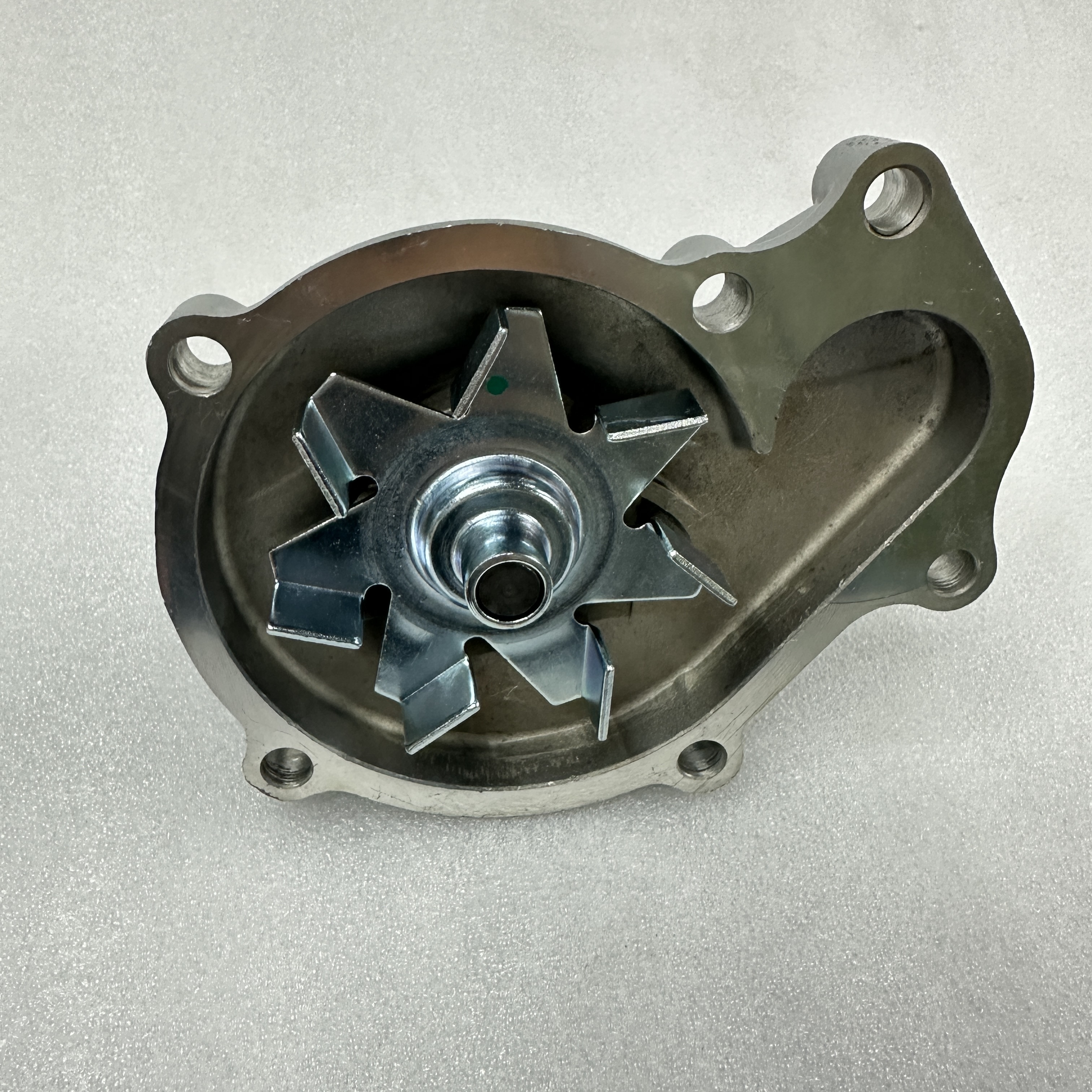 小型工程机械配件适用于KUBOTA久保田V3300发动机冷却水泵 1C010-73030白底实物图