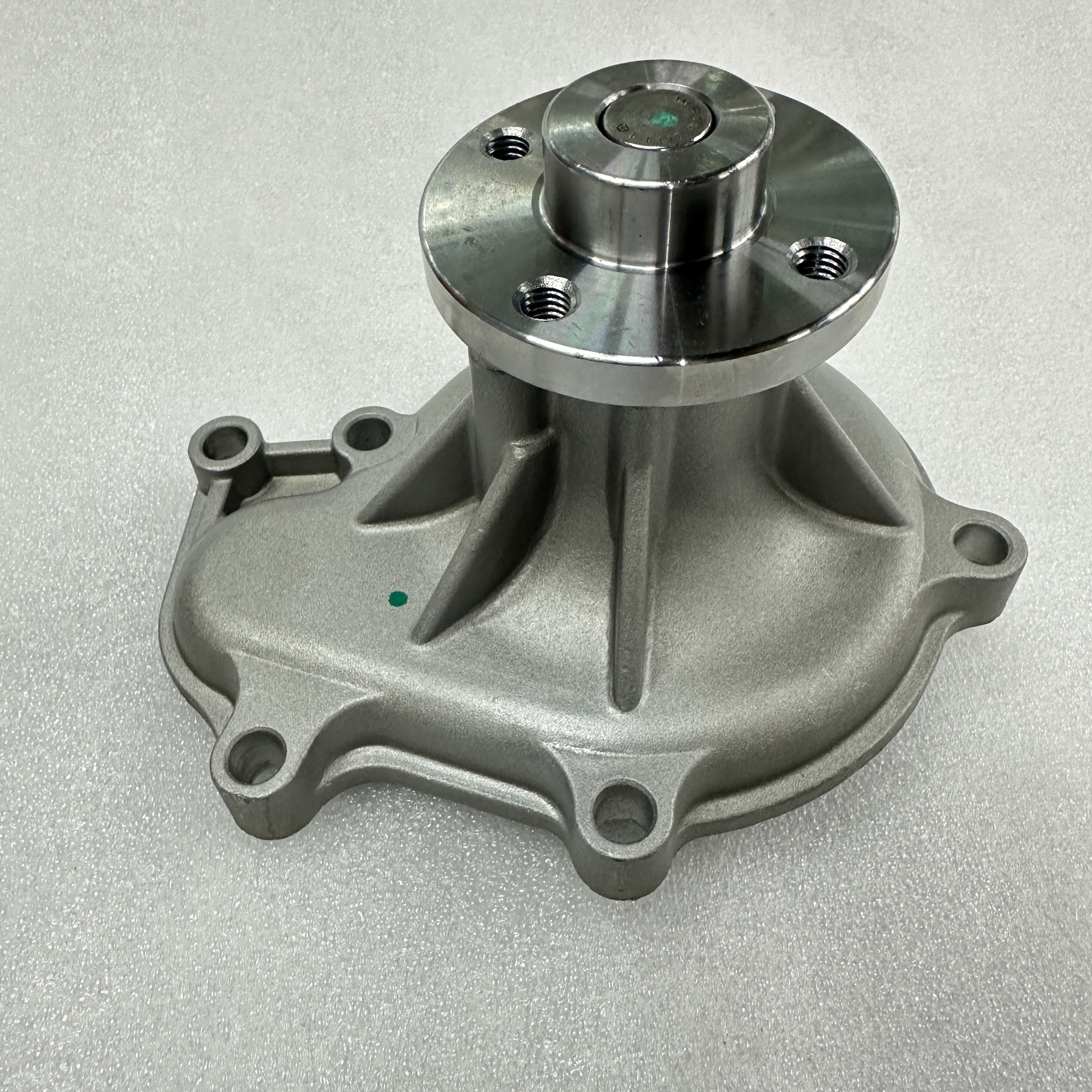 小型工程机械配件适用于KUBOTA久保田V3300发动机冷却水泵 1C010-73030产品图