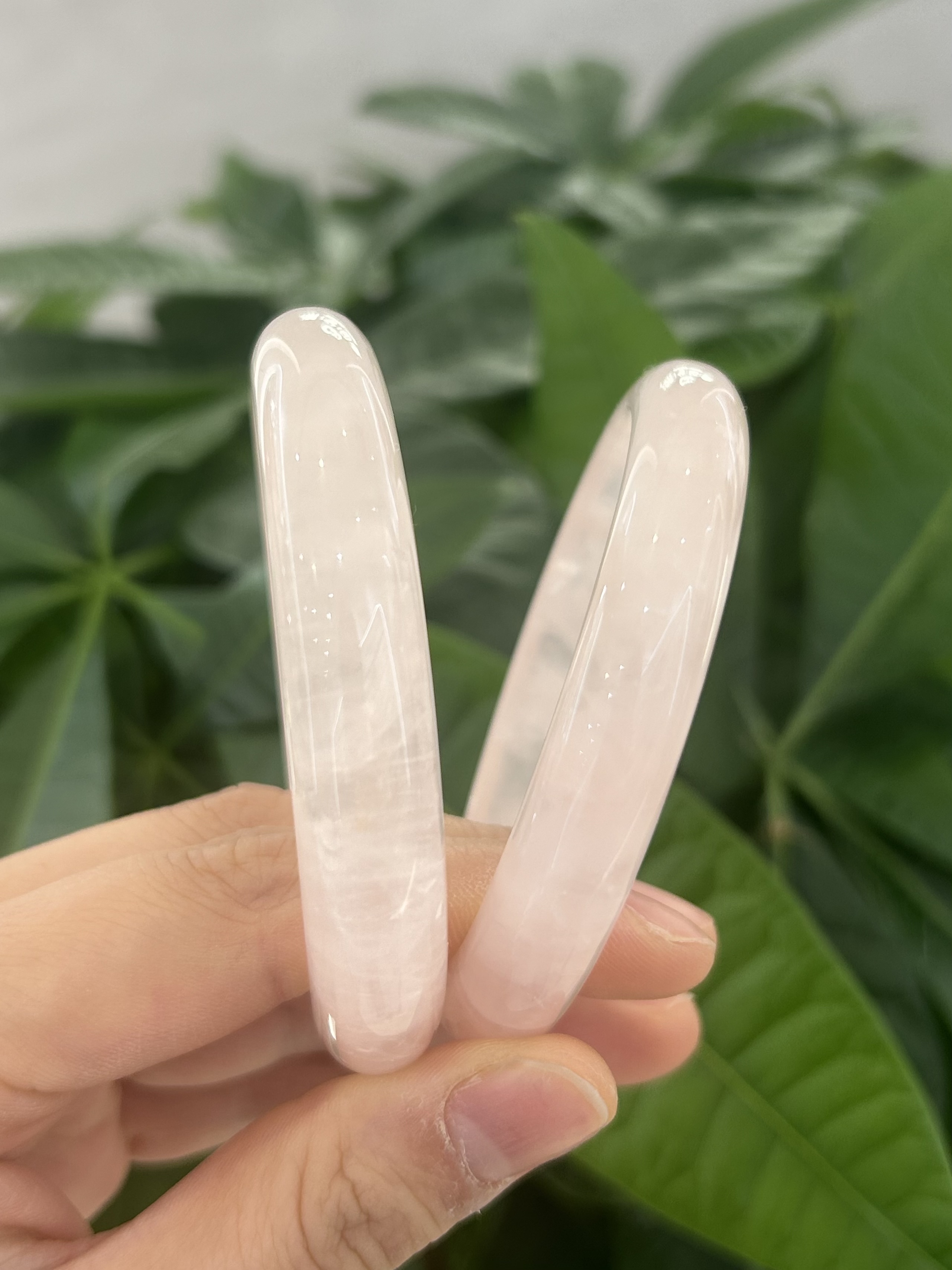 This high-end bracelet, a pink crystal bracelet, is a fashionable accessory. It has a lustrous texture, is wear-resistant and corrosion-resistant, and retains its color for a long time without fading