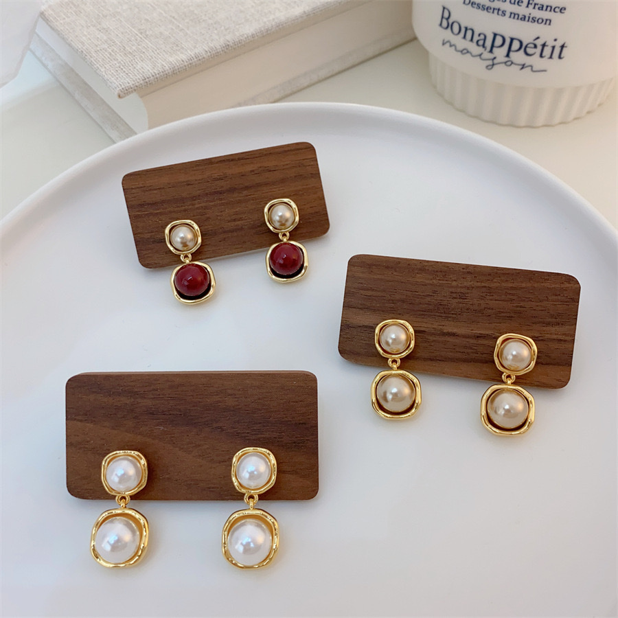 Copper-plated real gold French retro irregular pearl earrings for women, new style, trendy, gentle and elegant, ear studs, earrings and silver needles