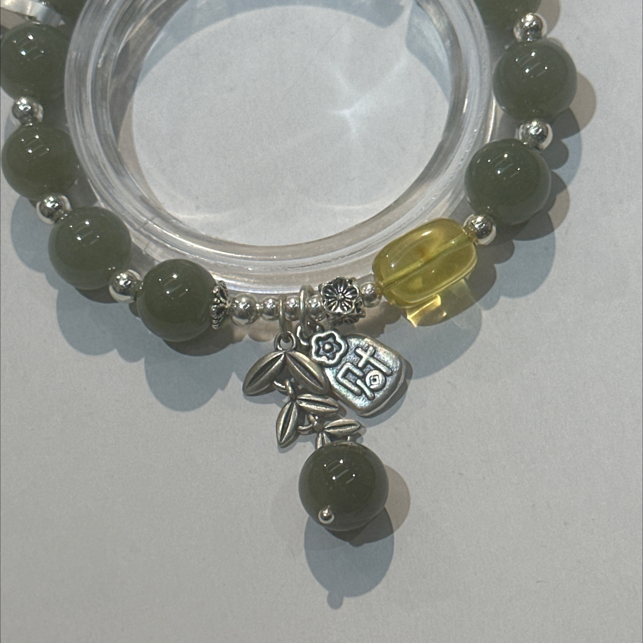 翡翠蜜蜡吊坠 手串配珠 手镯女款 不规则设计 名媛风格 时尚饰品 手串首饰手串配珠手镯女不规则名媛蜜蜡吊坠翡翠手串手串配产品图