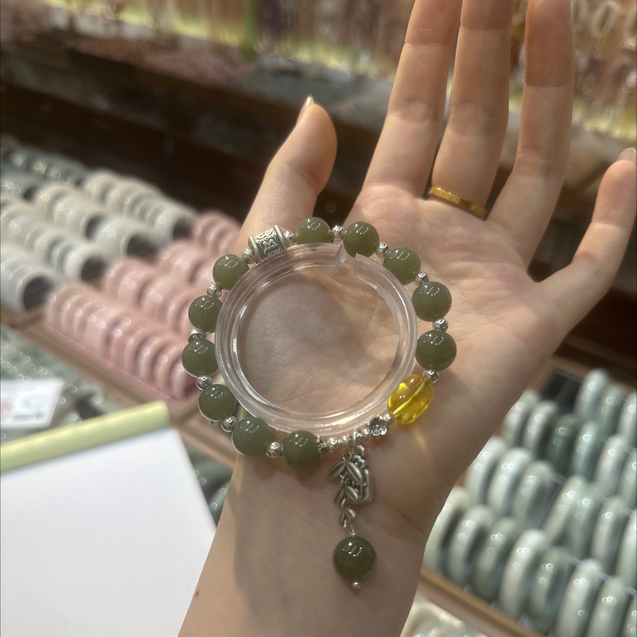翡翠蜜蜡吊坠 手串配珠 手镯女款 不规则设计 名媛风格 时尚饰品 手串首饰手串配珠手镯女不规则名媛蜜蜡吊坠翡翠手串手串配详情图3