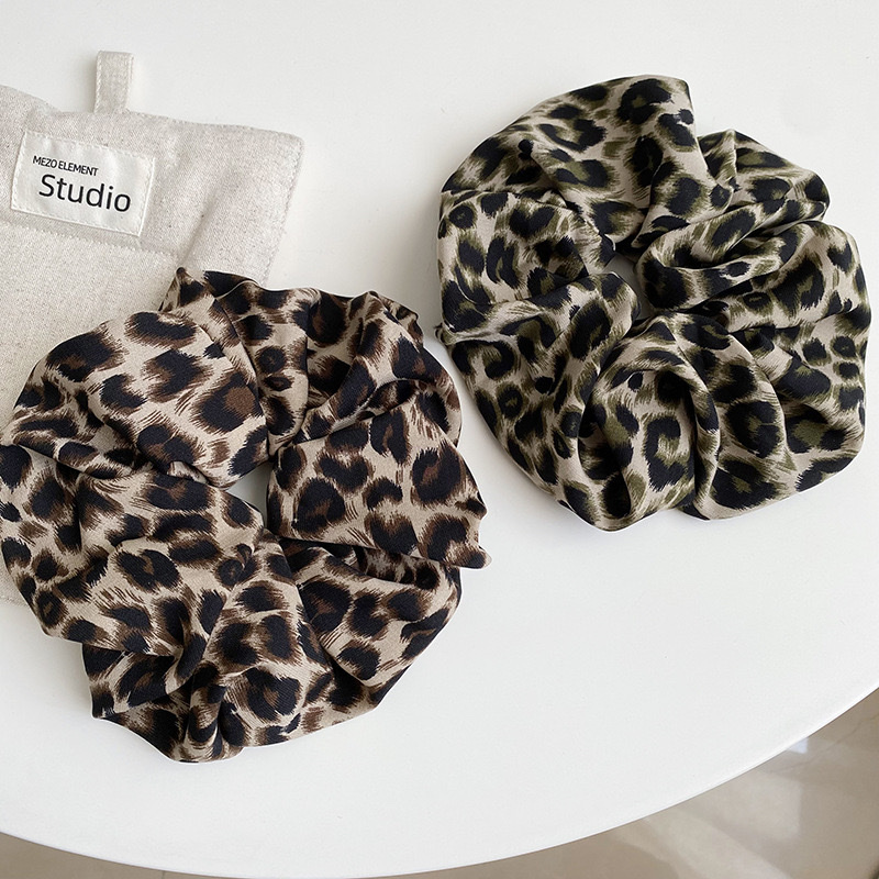 Hong Kong style leopard print large intestine hair band, high-end retro French large intestine hair band, niche elegant large hair tie, hair tie for women detail image 4