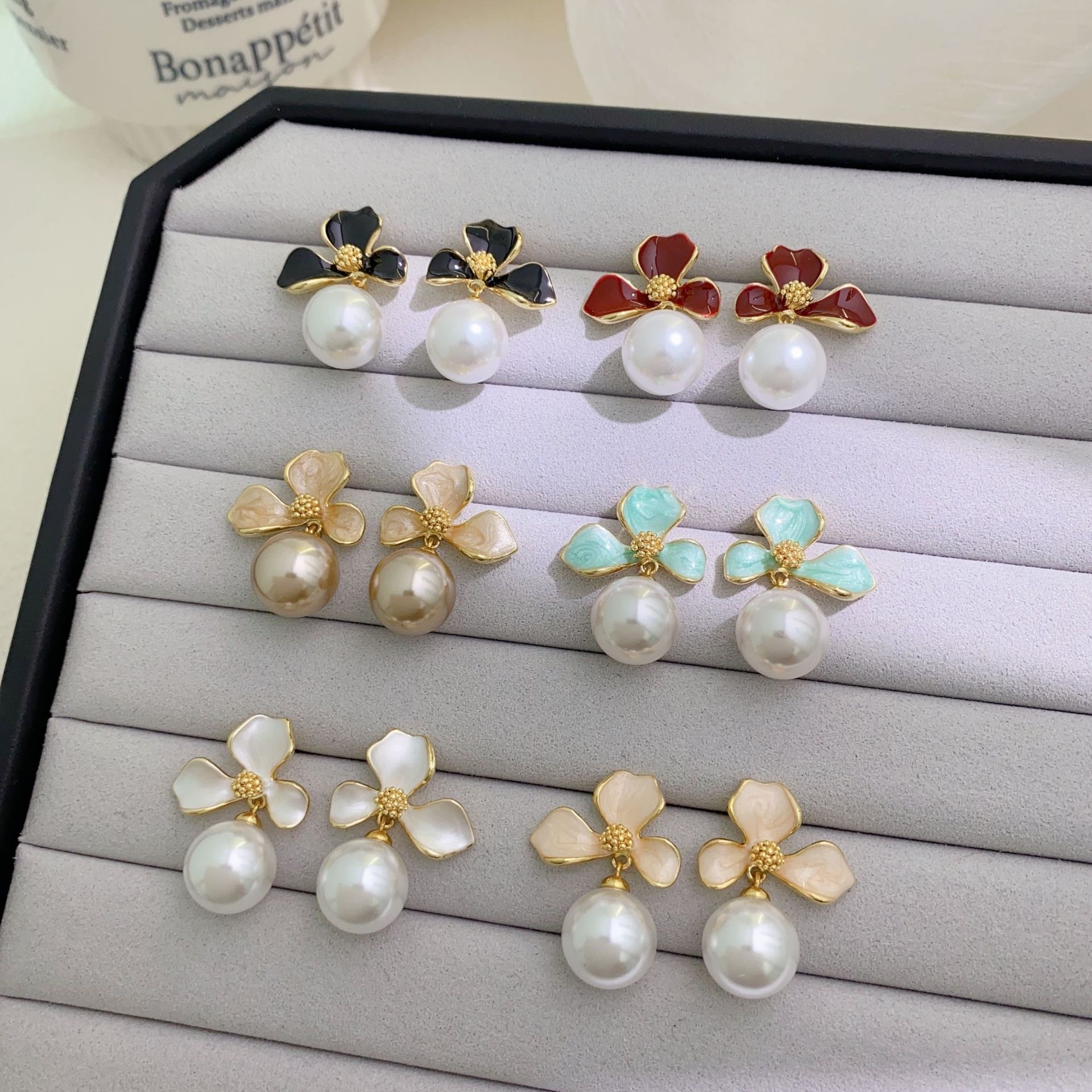 Natural pearl grain silver stud earrings, enamel decorated pearl stud accessories, exquisite and elegant earrings