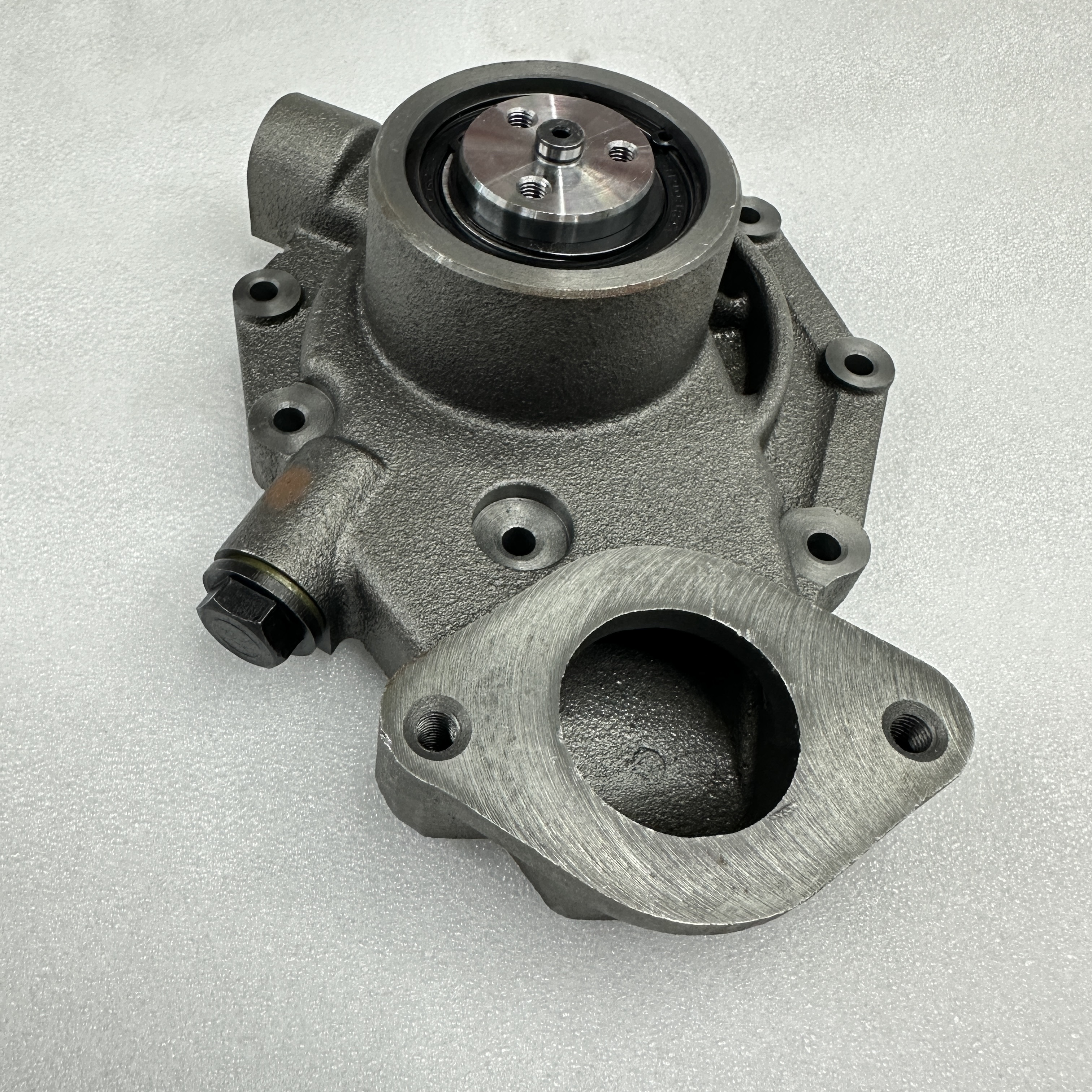 The tractor water pump is suitable for the Qianglu tractor cooling water pump RE505980 Specification image