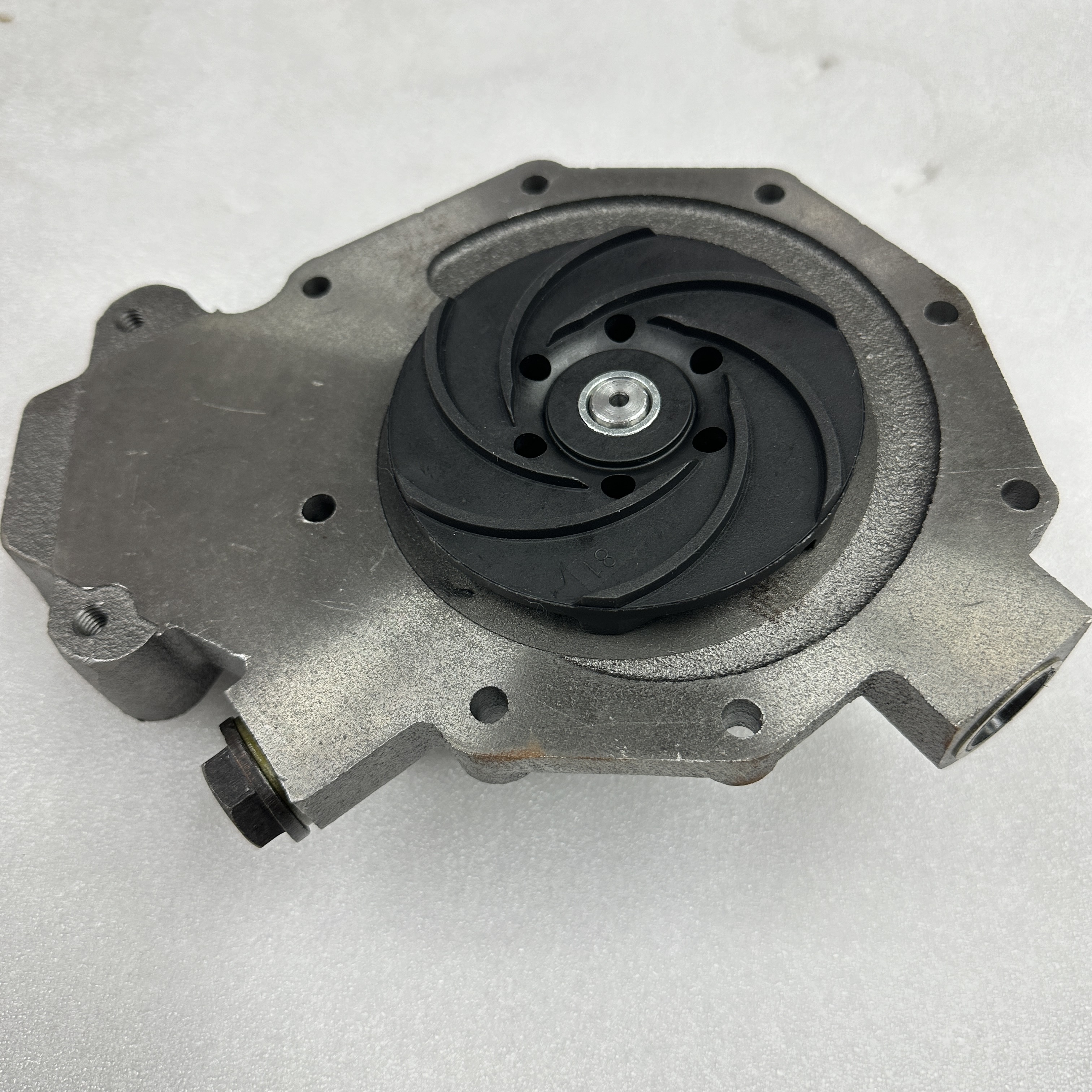 The tractor water pump is suitable for the Qianglu tractor cooling water pump RE505980 Item Picture