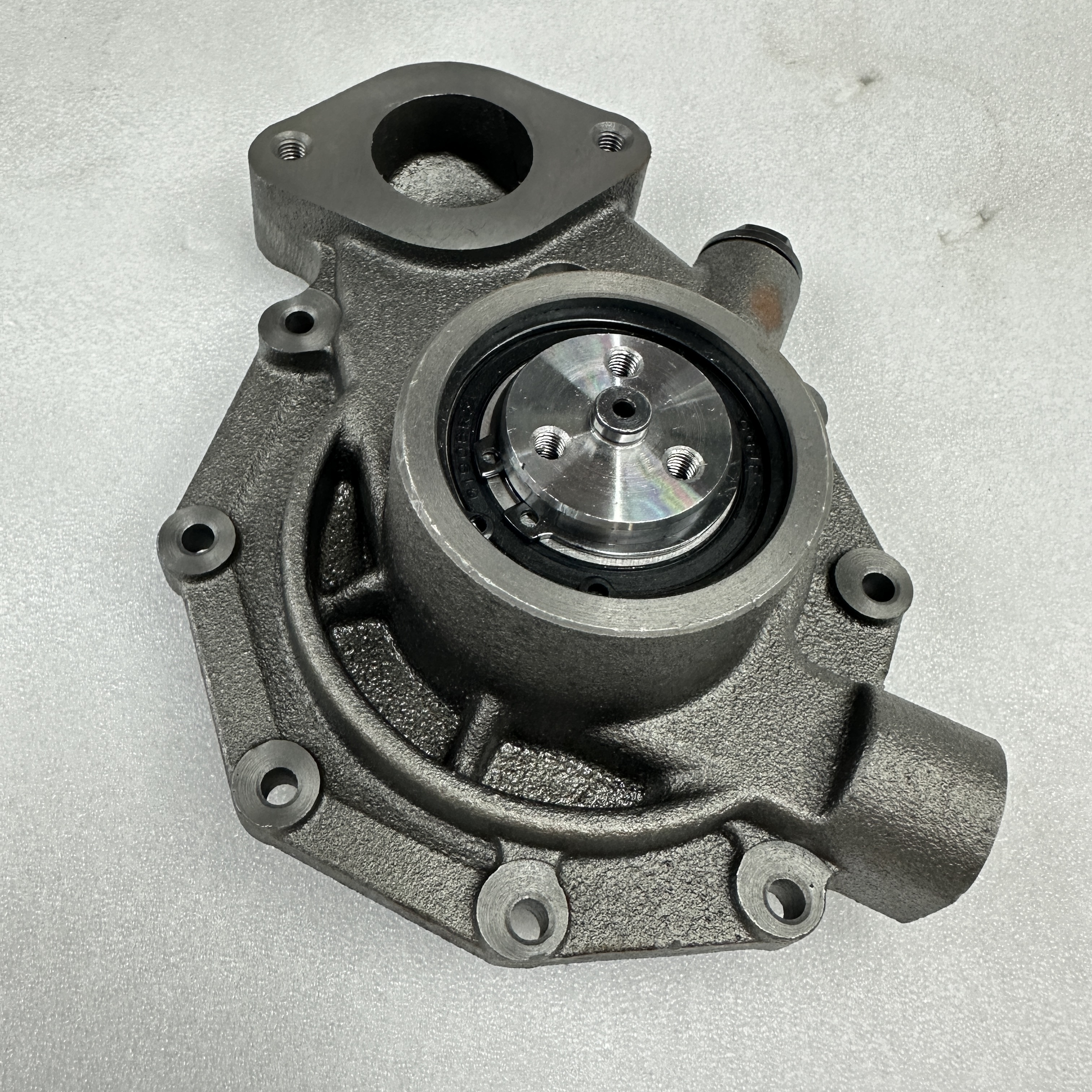 The tractor water pump is suitable for the Qianglu tractor cooling water pump RE505980 details Picture