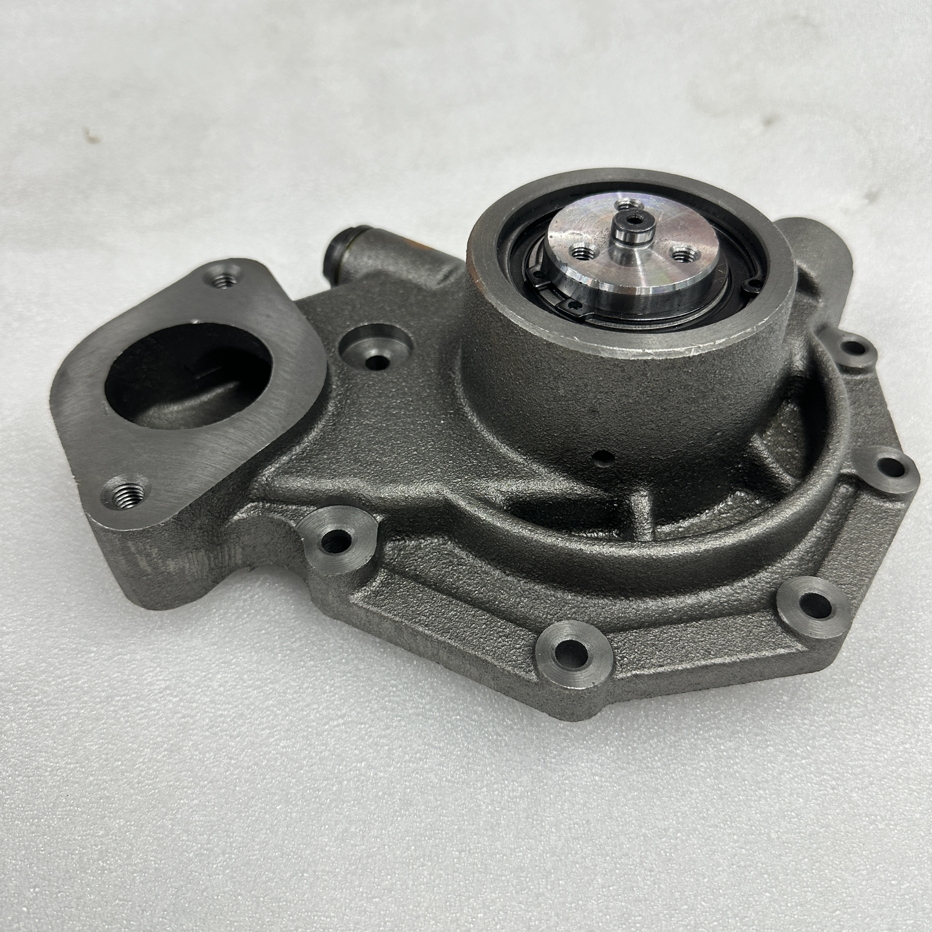 The tractor water pump is suitable for the Qianglu tractor cooling water pump RE505980 Application Scenario