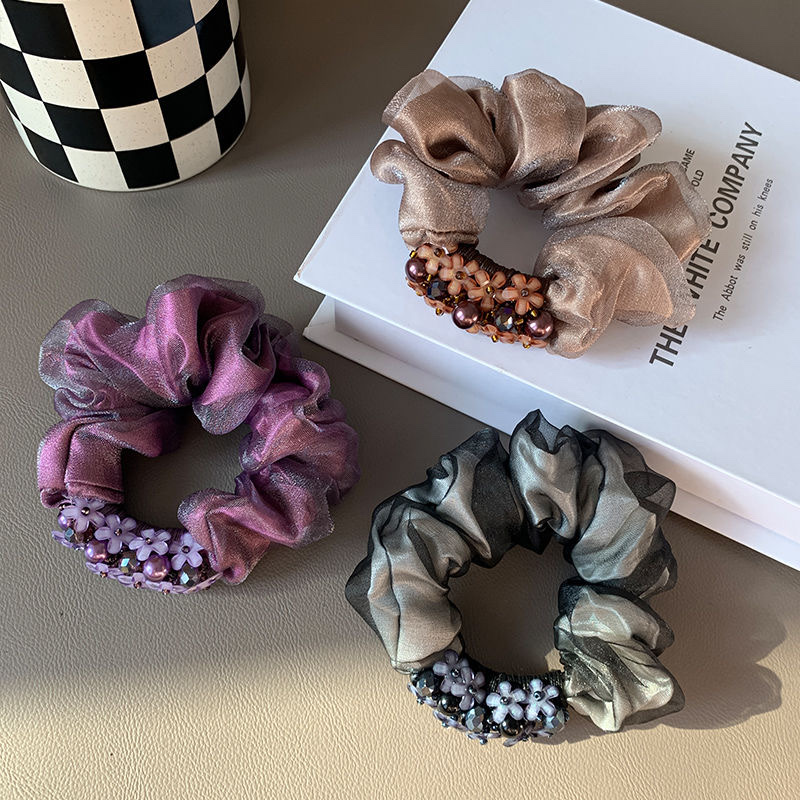 A stylish lady's autumn and winter collection features an integrated design of a large intestine hair tie, hair band and hair clip. It is a new trendy hair accessory