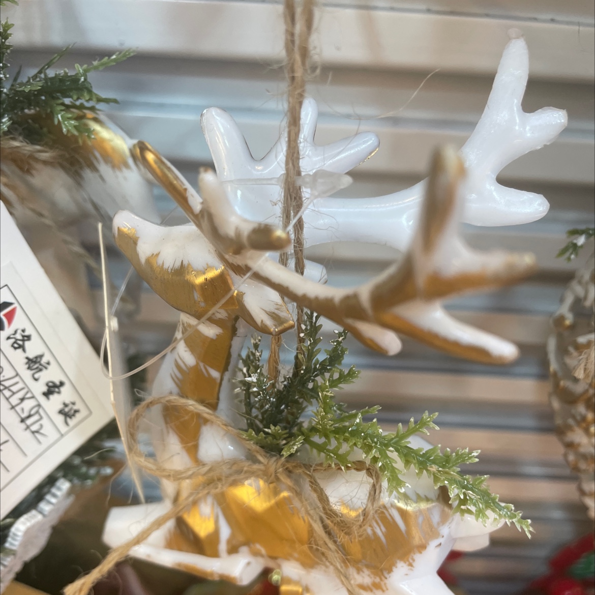 This dual-purpose pendant for mobile phone chain and schoolbag is made of plush material with a cute design and decorated with glass elements. It is both beautiful and practical, and does not fade easily Application Scenario