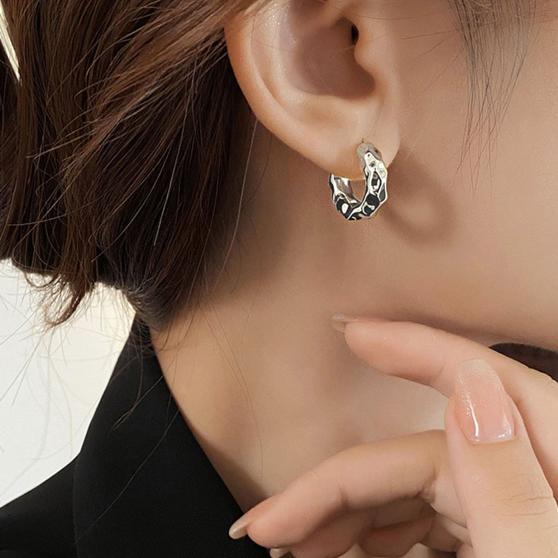 European and American light luxury ear buckle, niche design, high-end metal circle earrings, new best-selling golden ear ring earrings details Picture