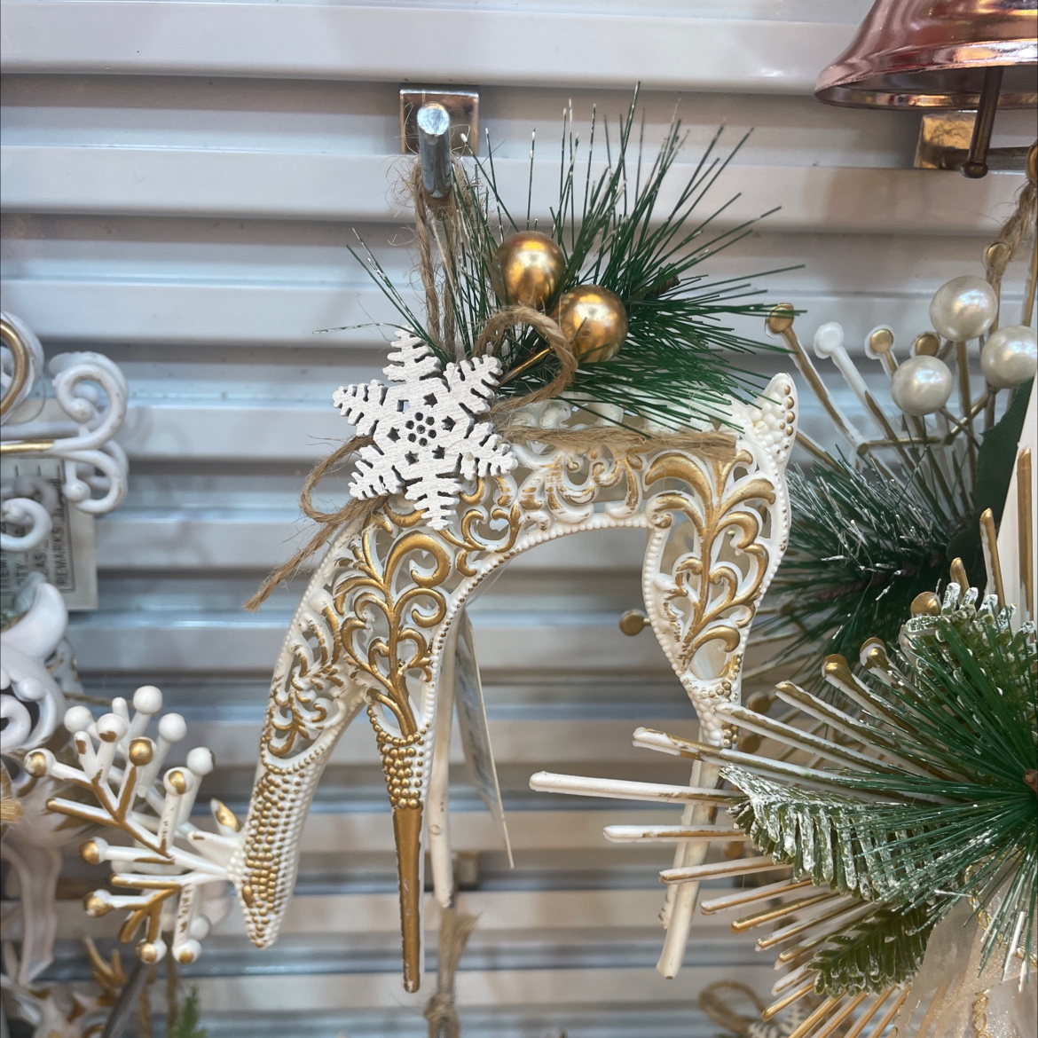 This dual-purpose pendant for mobile phone chain and schoolbag is made of plush material with a cute design and decorated with glass elements. It is both beautiful and practical, and does not fade easily details Picture