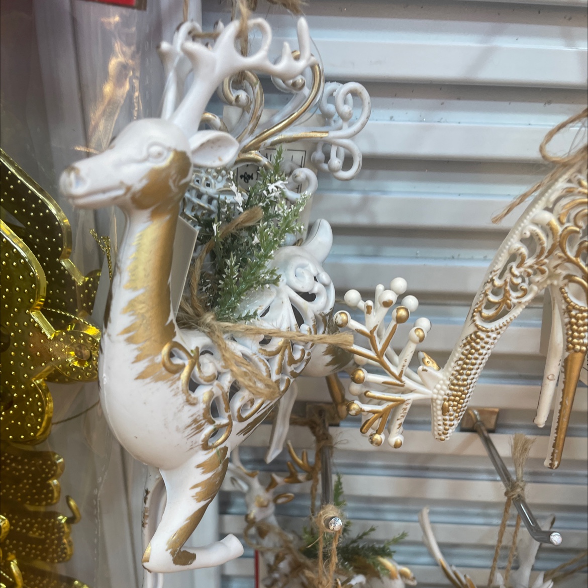 This dual-purpose pendant for mobile phone chain and schoolbag is made of plush material with a cute design and decorated with glass elements. It is both beautiful and practical, and does not fade easily