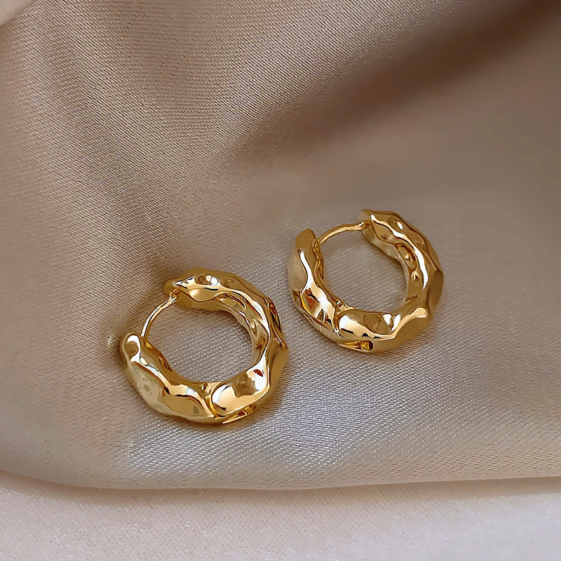 European and American light luxury ear buckle, niche design, high-end metal circle earrings, new best-selling golden ear ring earrings Item Picture