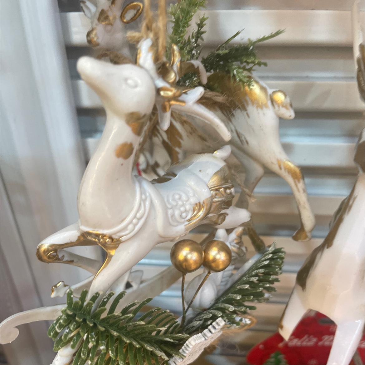 This dual-purpose pendant for mobile phone chain and schoolbag is made of plush material with a cute design and decorated with glass elements. It is both beautiful and practical, and does not fade easily Specification image