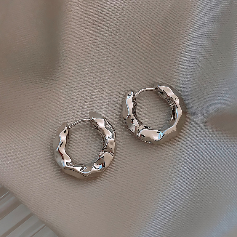 European and American light luxury ear buckle, niche design, high-end metal circle earrings, new best-selling golden ear ring earrings Specification image