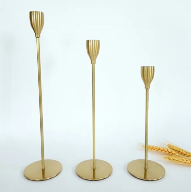 European-style creative home ornaments, European-style iron candlesticks, electroplated single-head wedding small candlesticks, metal creative candle cups Application Scenario
