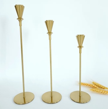 European-style creative home ornaments, European-style iron candlesticks, electroplated single-head wedding small candlesticks, metal creative candle cups Specification image