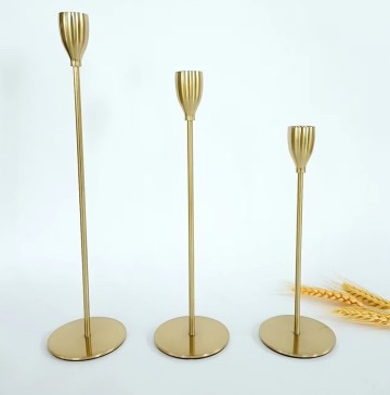 European-style creative home ornaments, European-style iron candlesticks, electroplated single-head wedding small candlesticks, metal creative candle cups details Picture