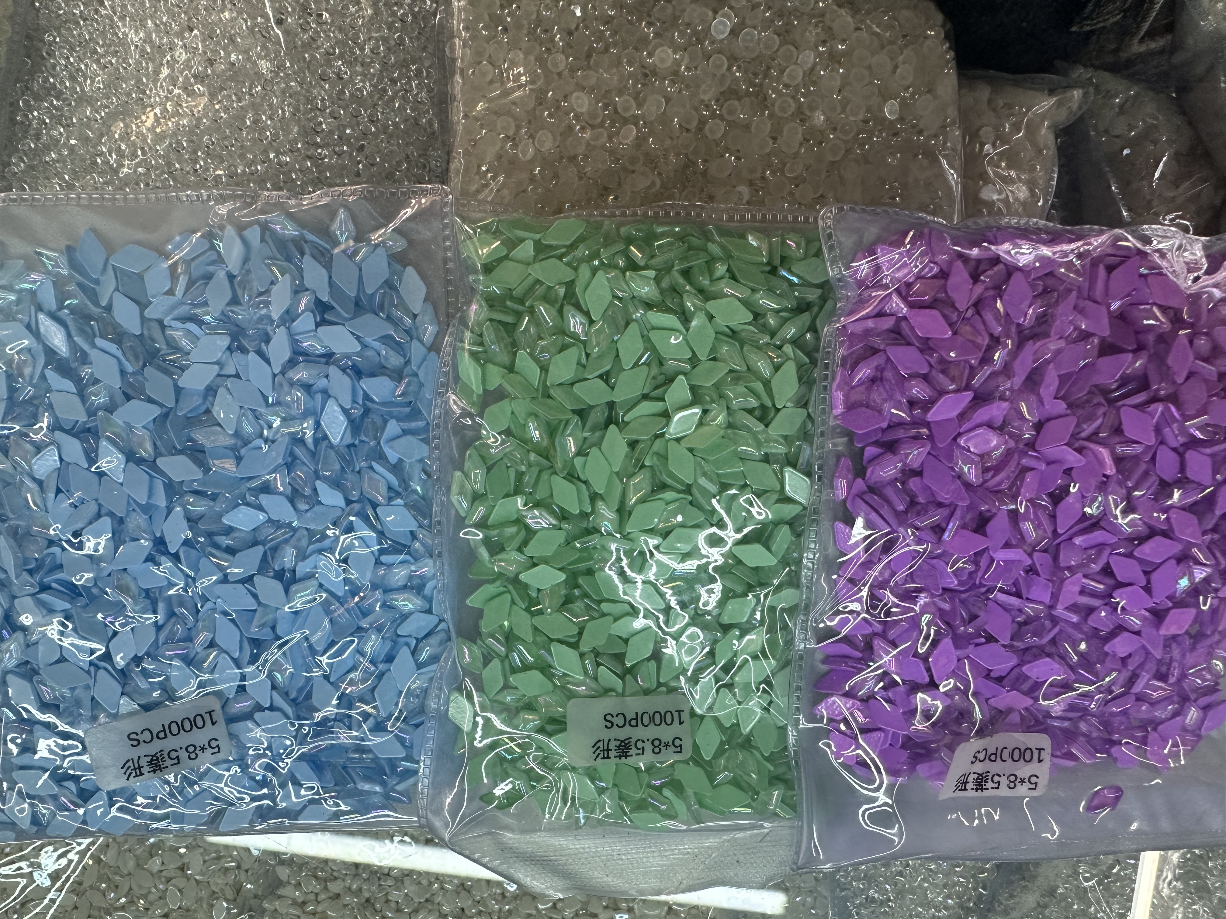 DUY儿童串珠手链 镶钻皮条装饰 圆盘扣针设计 服装辅料手机壳配件 时尚DIY手工制作材料产品图