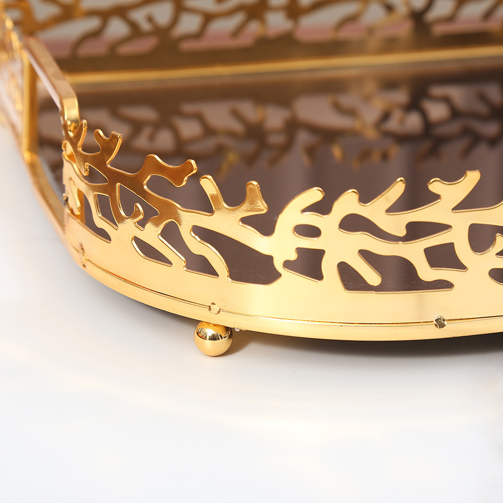 European-style light luxury mirror glass metal tray, living room coffee table, entrance hall storage plate, water cup, tea tray, decorative items Application Scenario