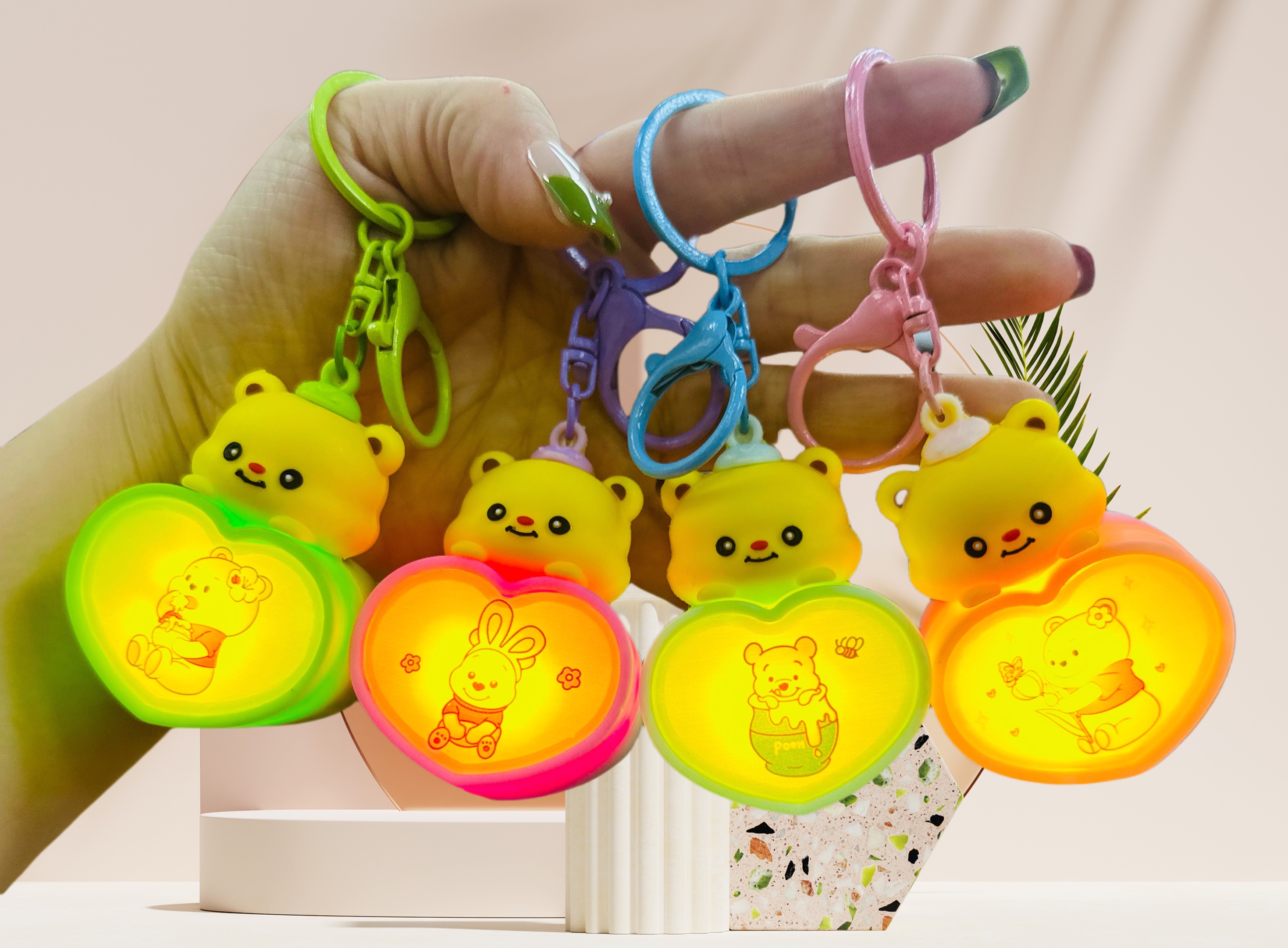 潮玩公仔钥匙扣 配件齐全 小清新钥匙扣 个性创意礼品扣环，开关灯，带灯钥匙扣潮玩公仔详情图4