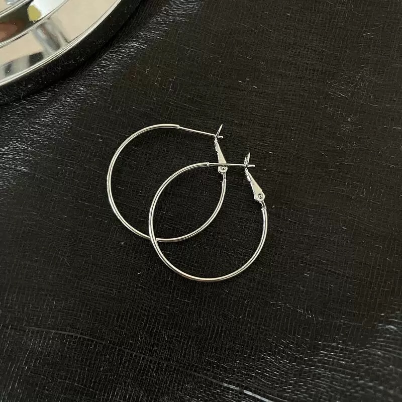 Minimalist and fashionable plain hoop earrings, diy jewelry accessories, ear loops, ear rings, personalized and trendy earrings making Application Scenario