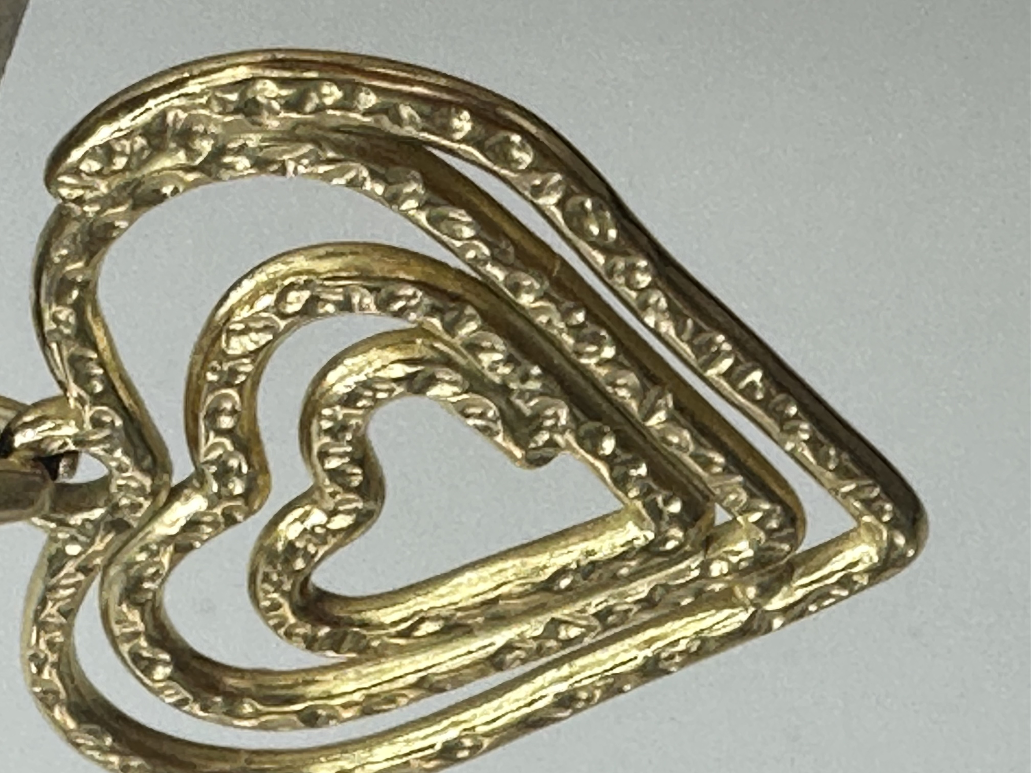 Heart-shaped pendant in a simple style details Picture