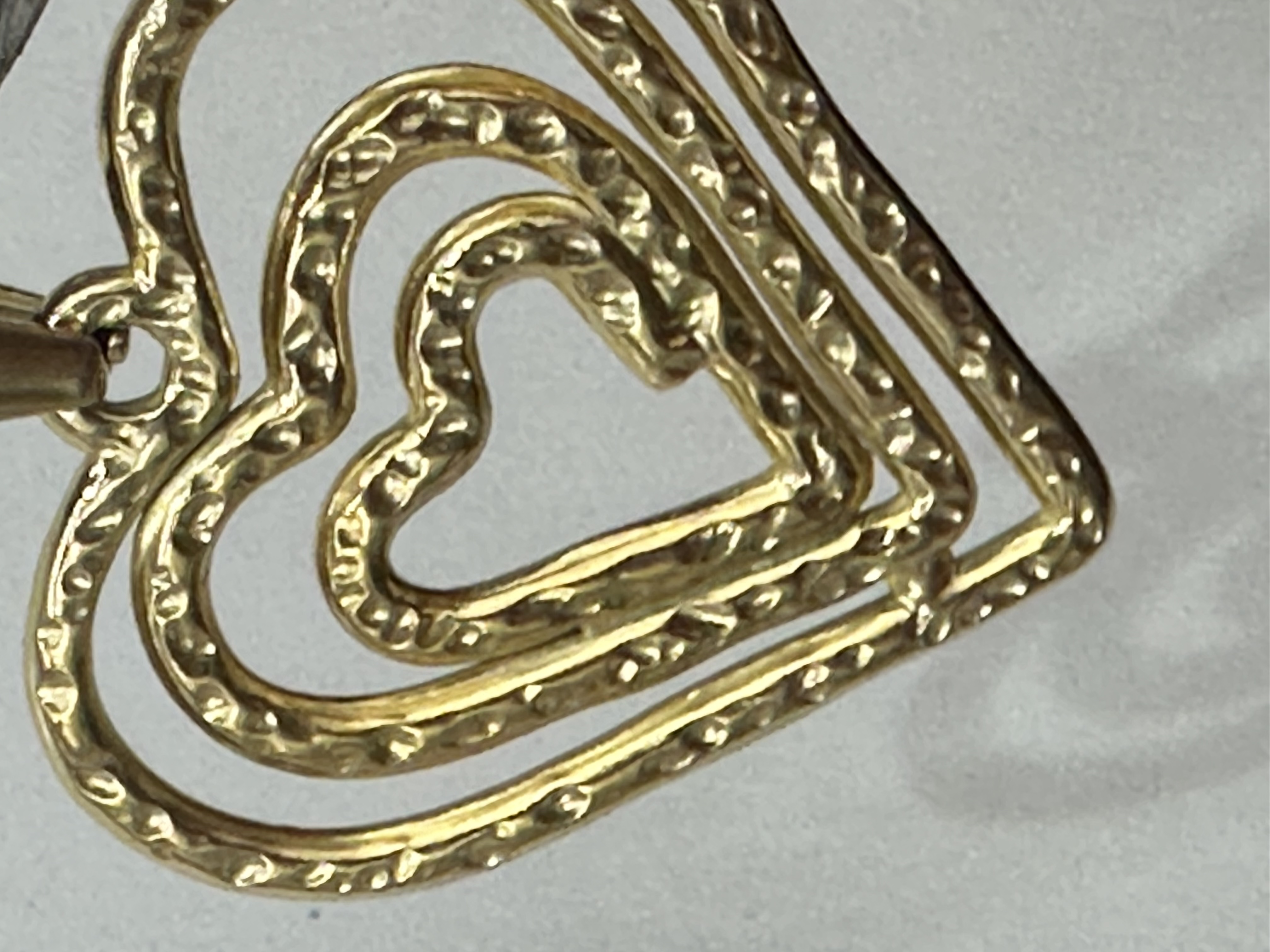 Heart-shaped pendant in a simple style Specification image