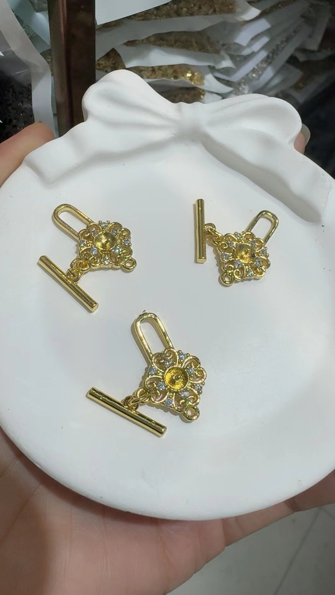 Copper plated with color retention, 14K gold, 18k gold, white, thick silver, four-leaf clover, snowflake, bow, half-hole bead support, OT buckle, diy hand-stuck pearl jewelry, buckle head accessory details Picture