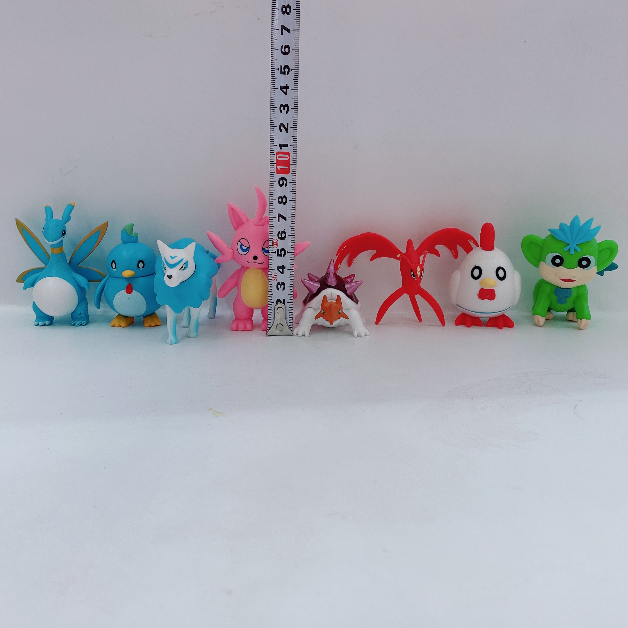 وتدير مجموعة من حيوانات الجن الأليفة دمية محمولة على عربة محملة بالكعك Item Picture