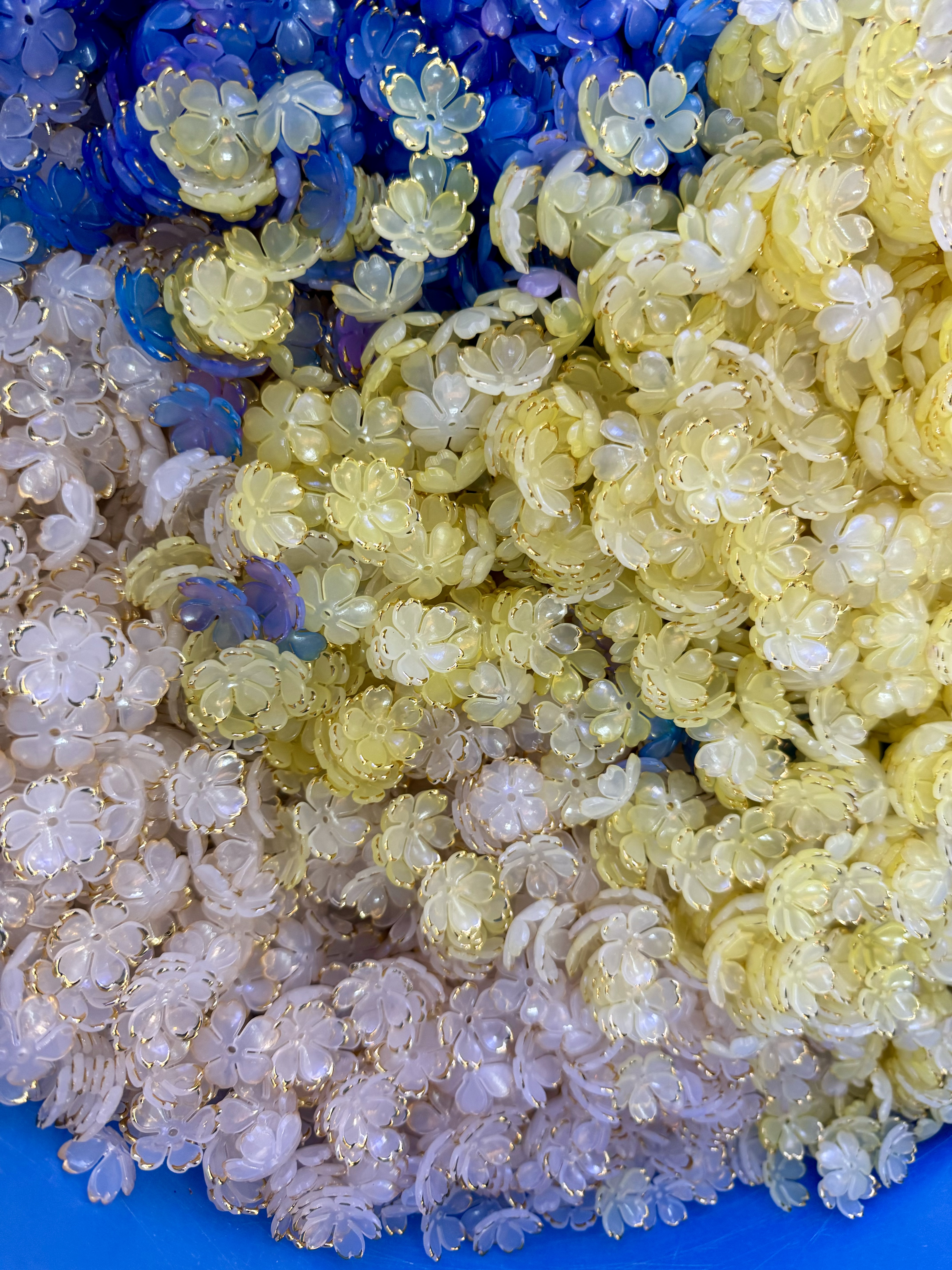 五瓣花珠花。果冻渐变双色烫金边珠花，镶金五瓣花，古风饰品玩具鞋服配件搭档，DIY时尚珠饰细节图