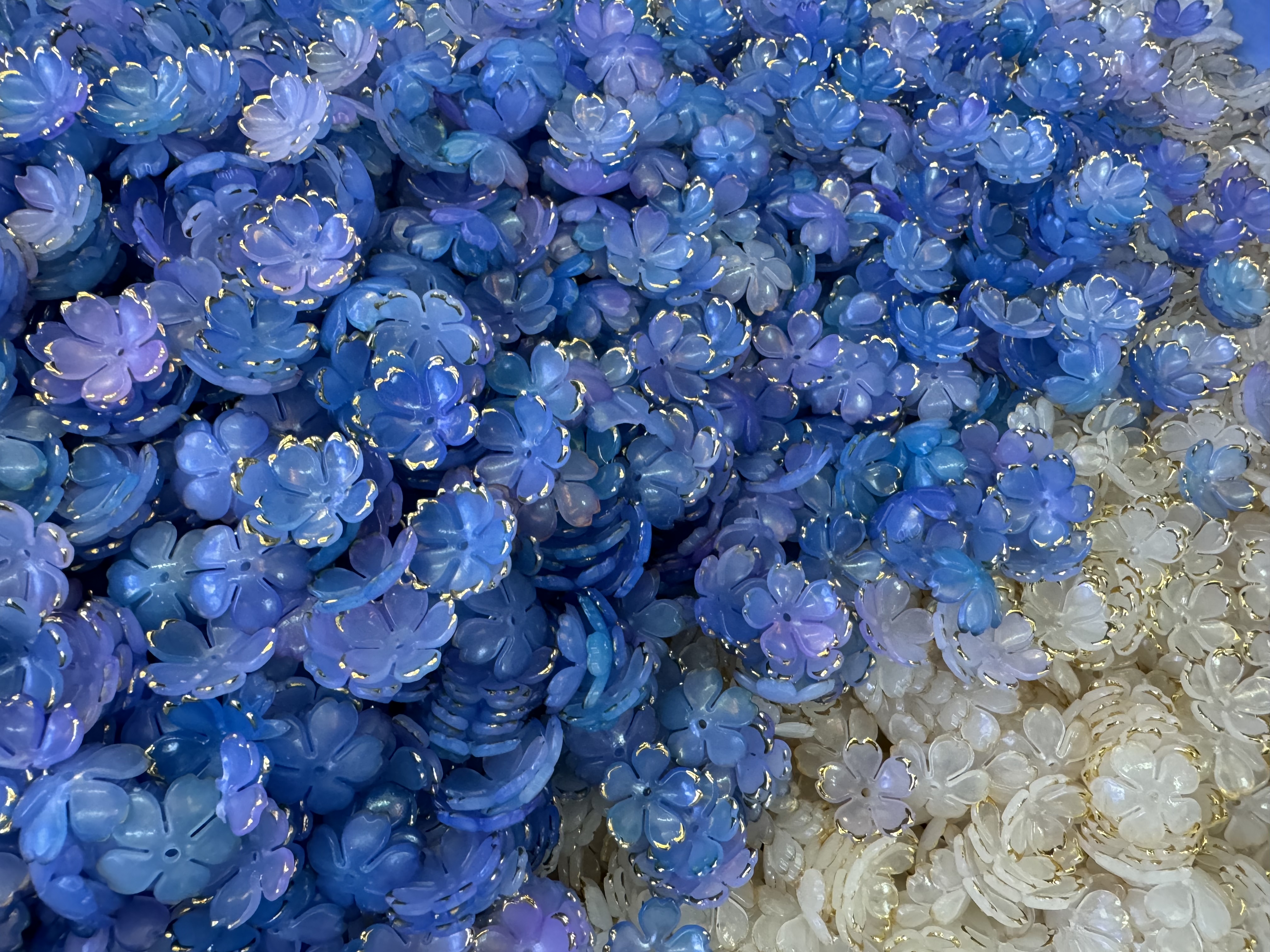 五瓣花珠花。果冻渐变双色烫金边珠花，镶金五瓣花，古风饰品玩具鞋服配件搭档，DIY时尚珠饰