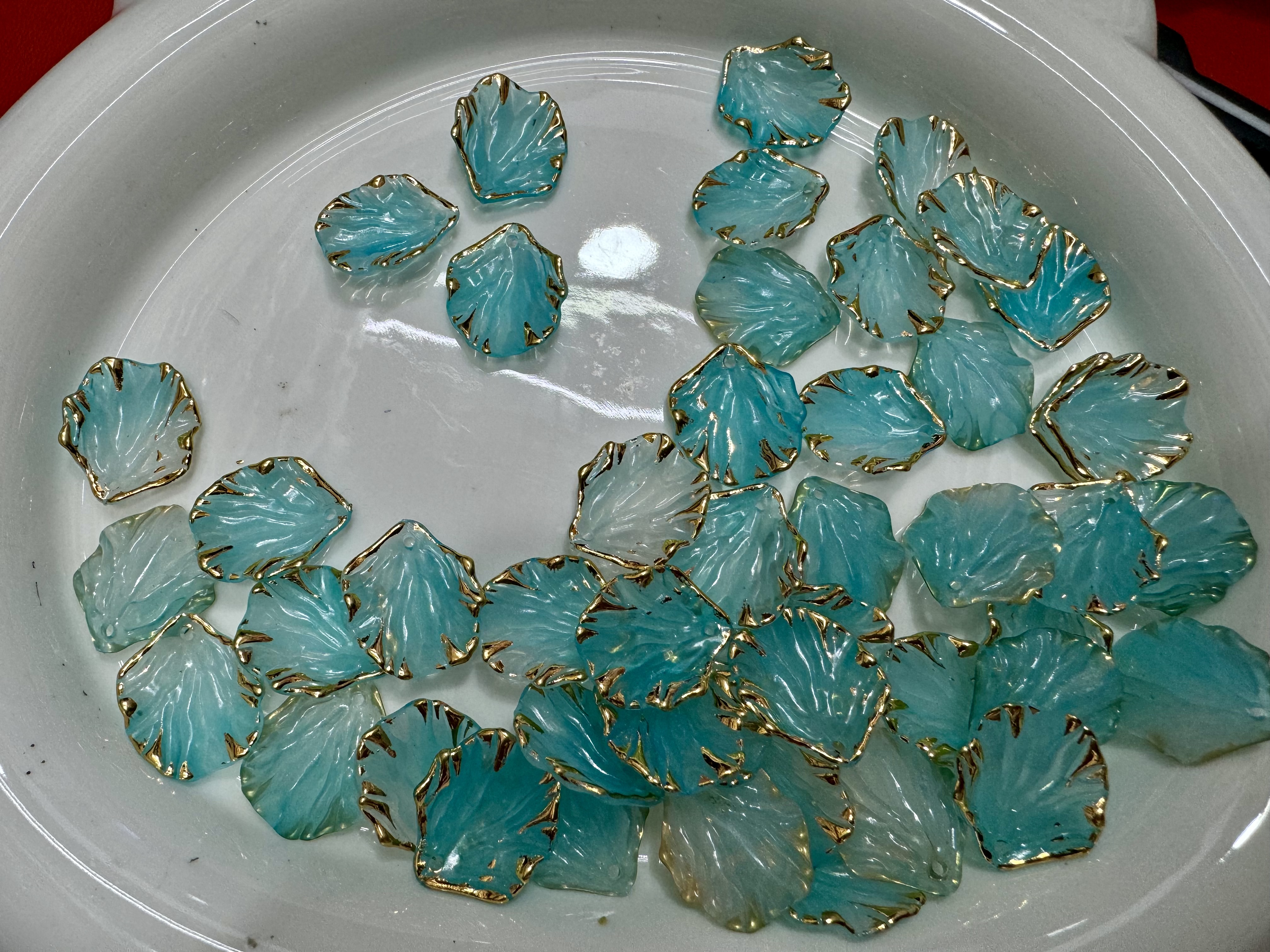 果冻渐变双色烫金边白菜叶（贝壳），共八个色。饰品玩具鞋服配件，DIY时尚珠饰细节图