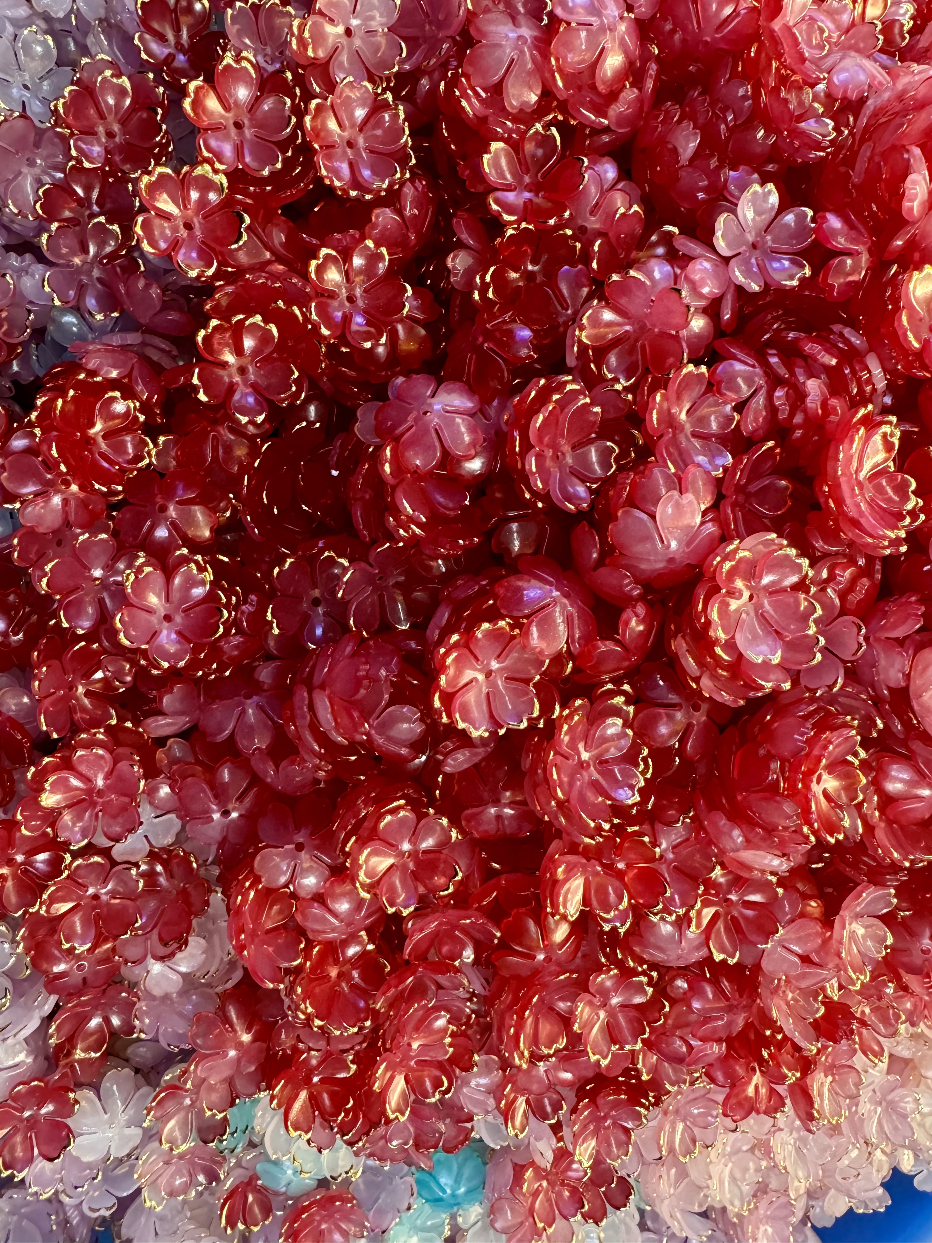 五瓣花珠花。果冻渐变双色烫金边珠花，镶金五瓣花，古风饰品玩具鞋服配件搭档，DIY时尚珠饰产品图