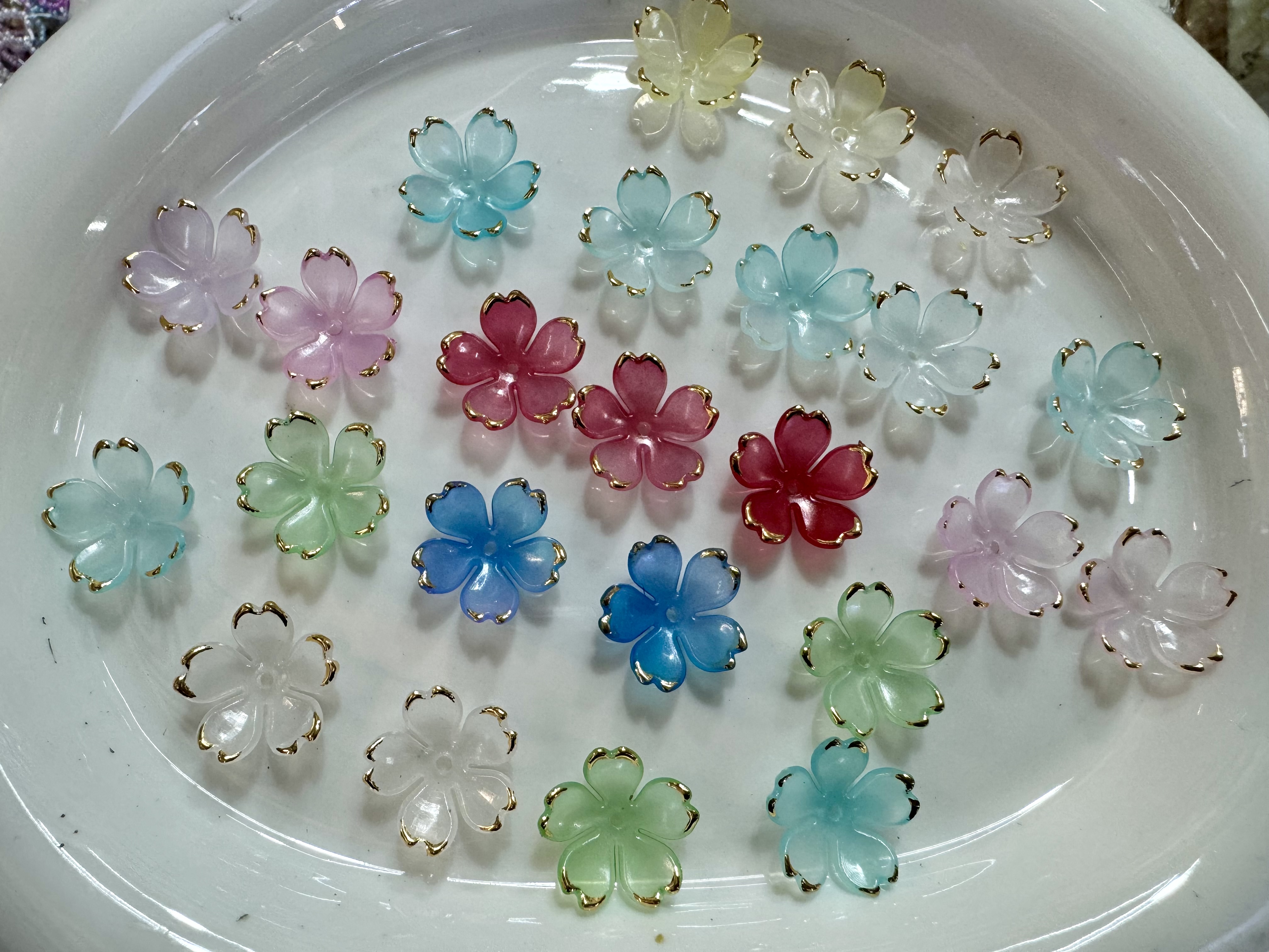 五瓣花珠花。果冻渐变双色烫金边珠花，镶金五瓣花，古风饰品玩具鞋服配件搭档，DIY时尚珠饰白底实物图