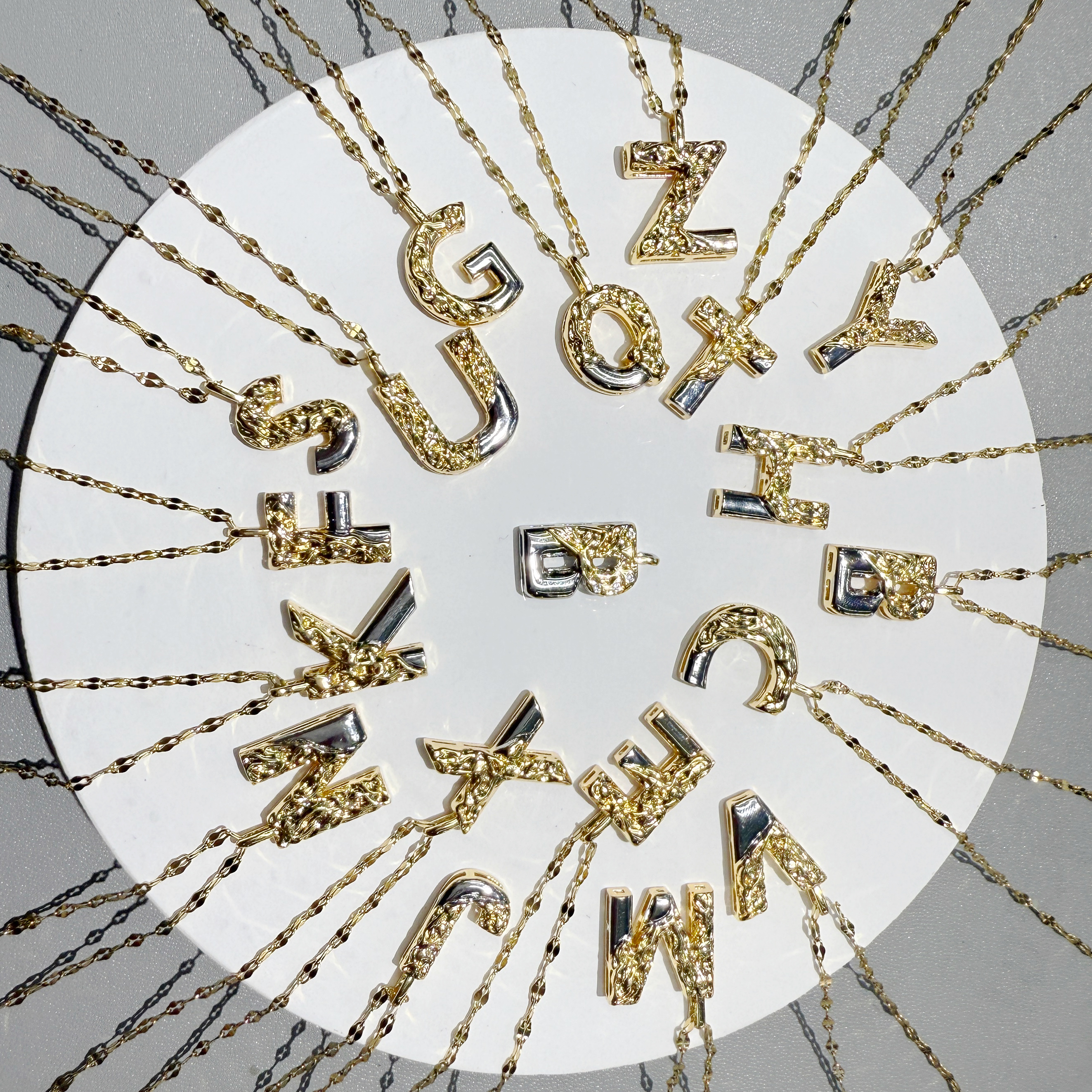 The two-color set with gold letters is paired with a popular necklace, featuring a European, American, Chinese and Eastern style
