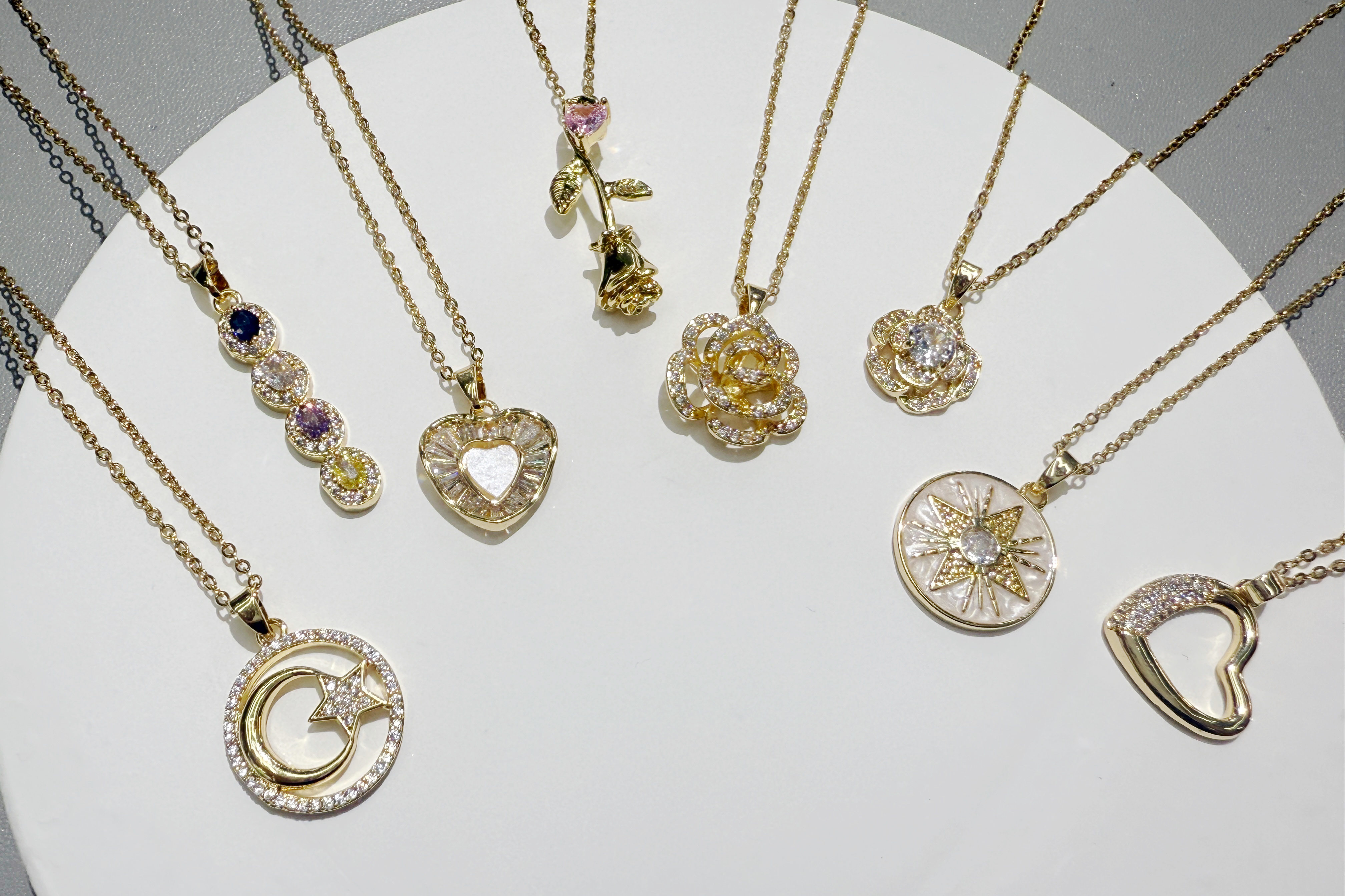 This stainless steel material copper gold-plated necklace is exquisitely set with fashionable pendants from Europe, America and the Middle East