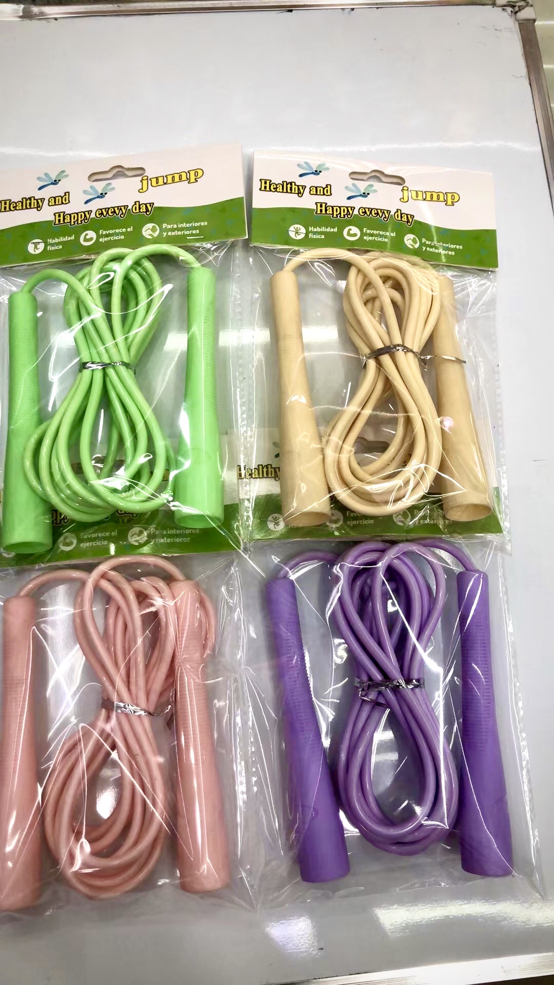 跳绳时需放松肌肉和关节，脚尖和脚踝需用力协调，防止扭伤。产品图